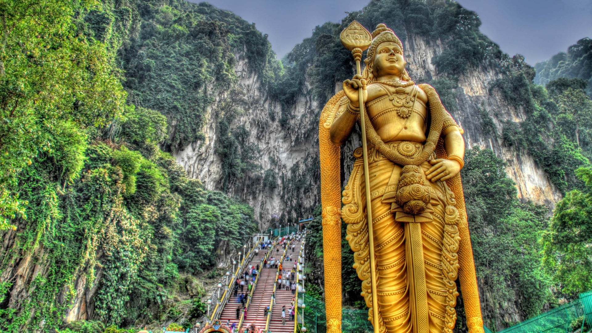 Статуя буддийского бога на фоне горы