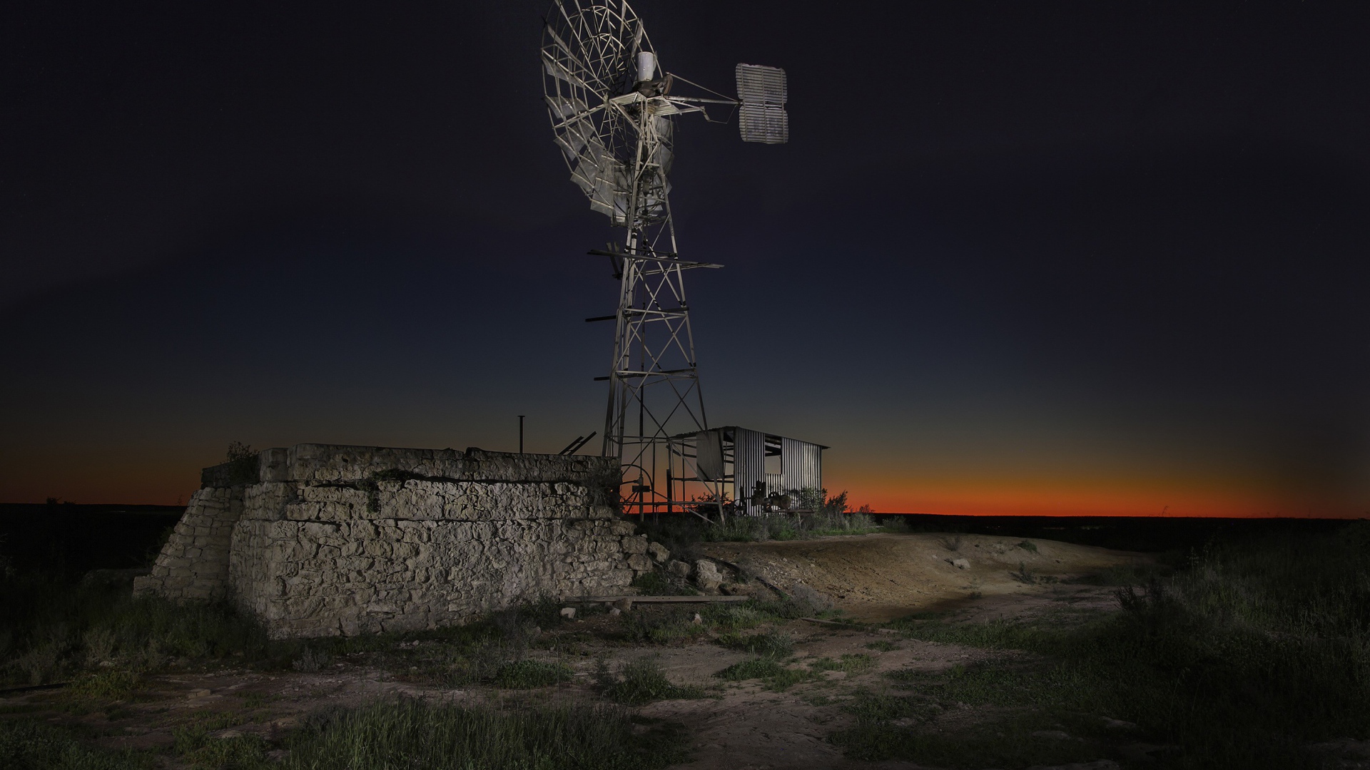 Ветряк под ночным небом в Австралии
