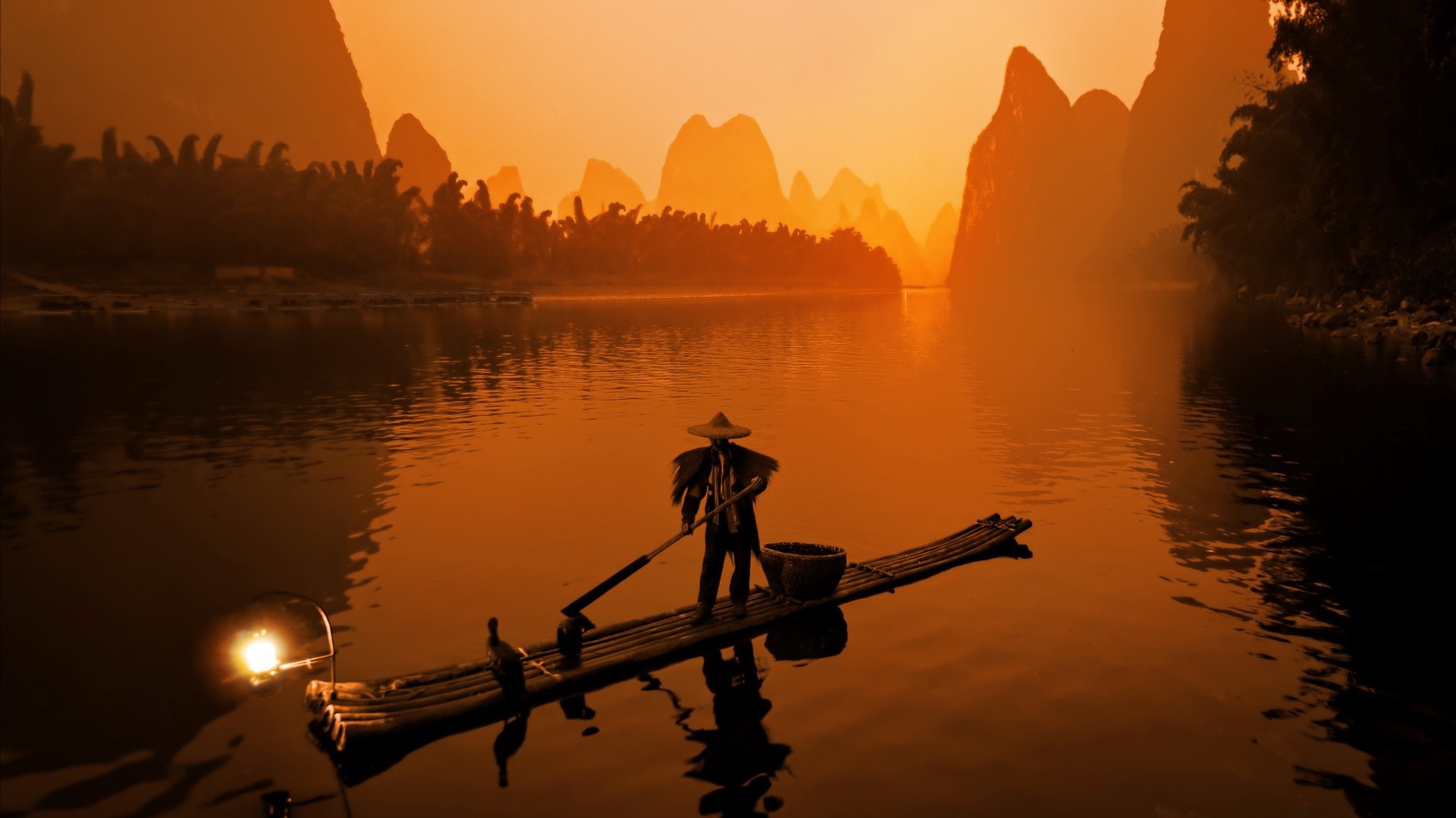 Китайский рыбак на восходе солнца