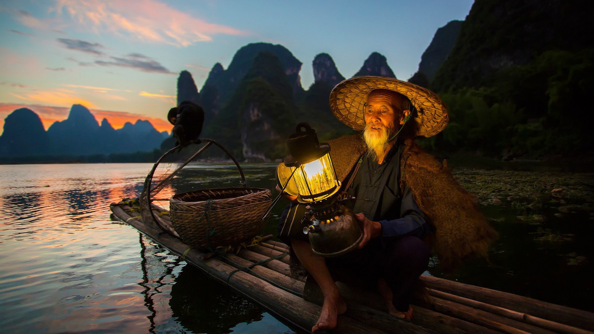 Рыбак и баклан на рыбалке в Китае