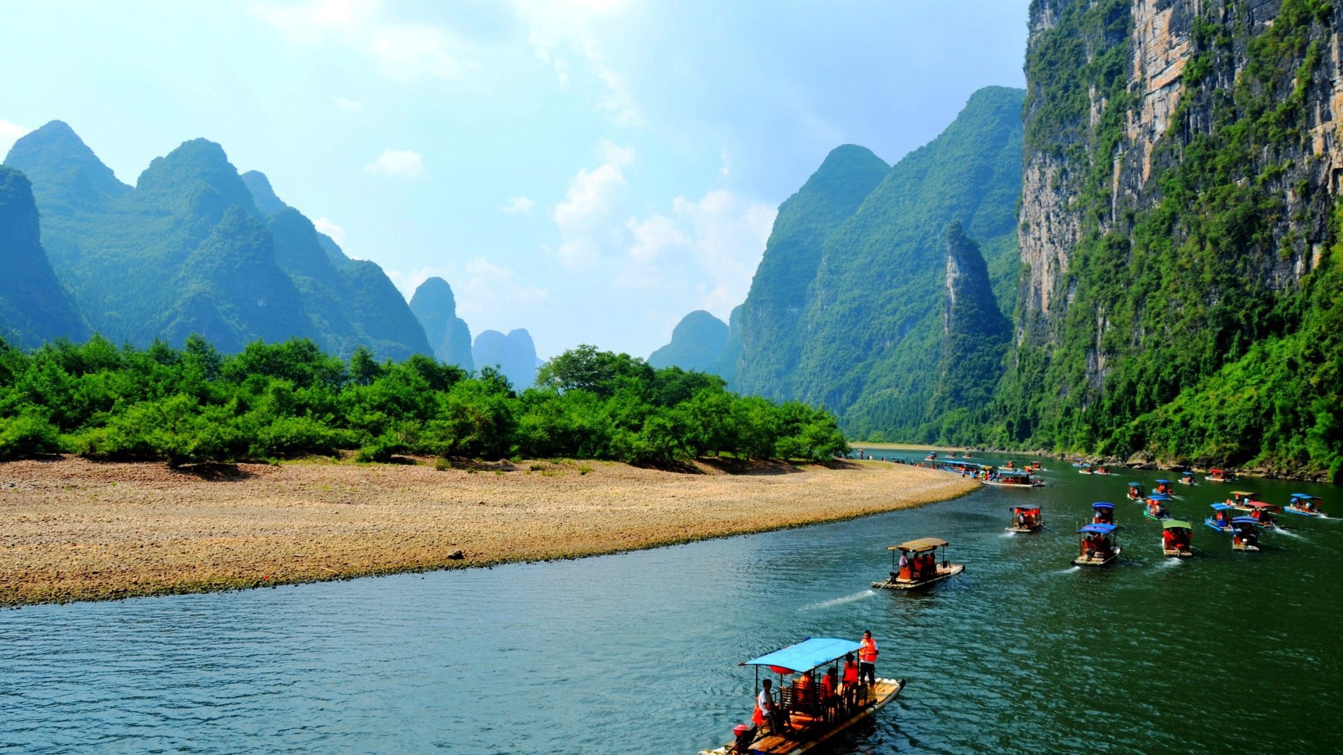 Сплав на лодках по реке в Китае