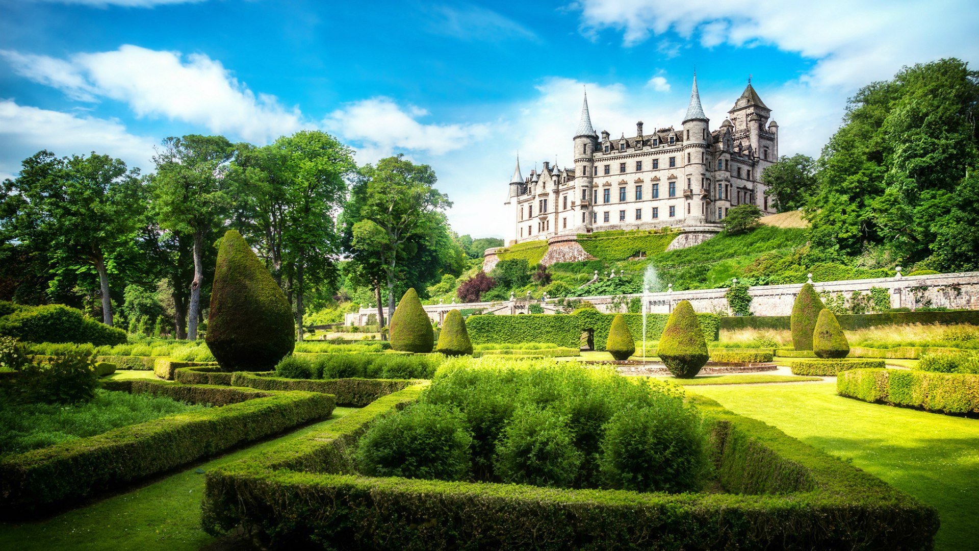 Замок Данробин в Шотландии