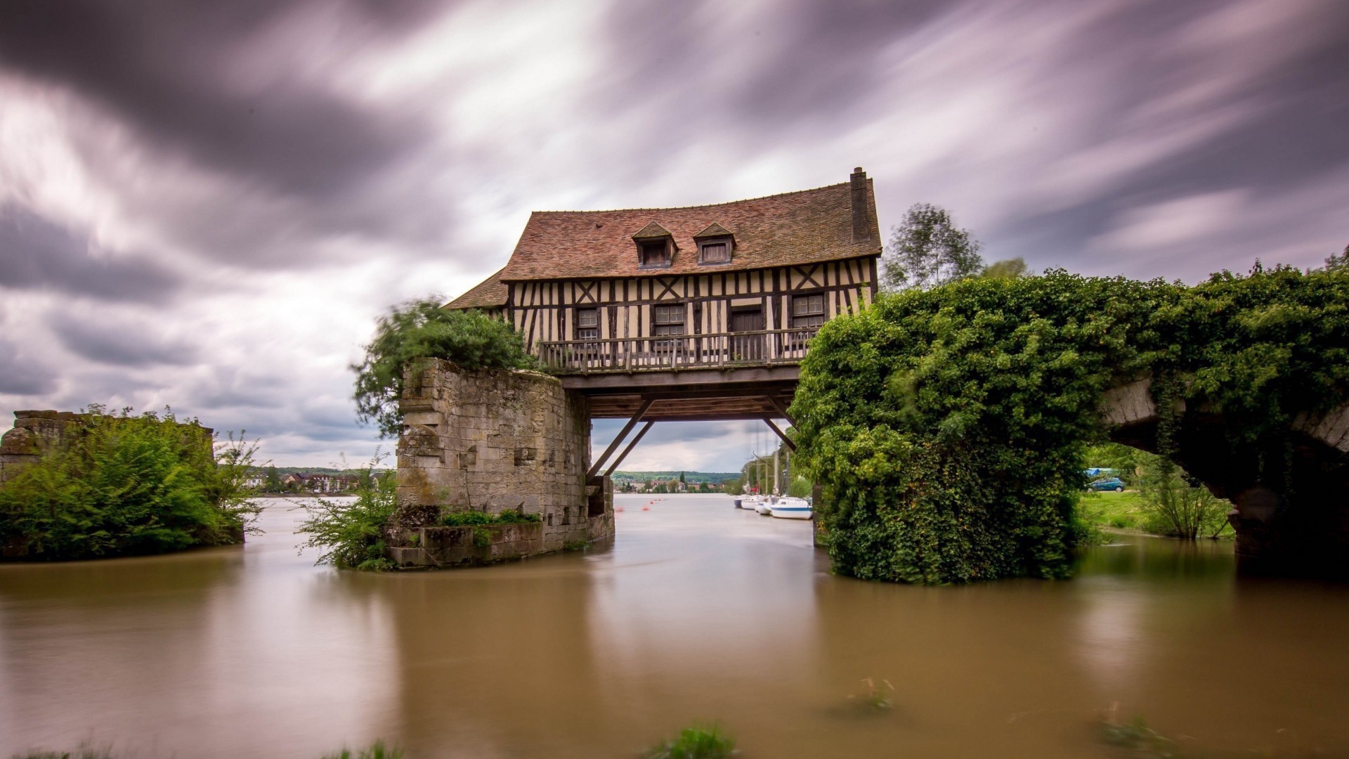 Дом на мосту над рекой, Франция