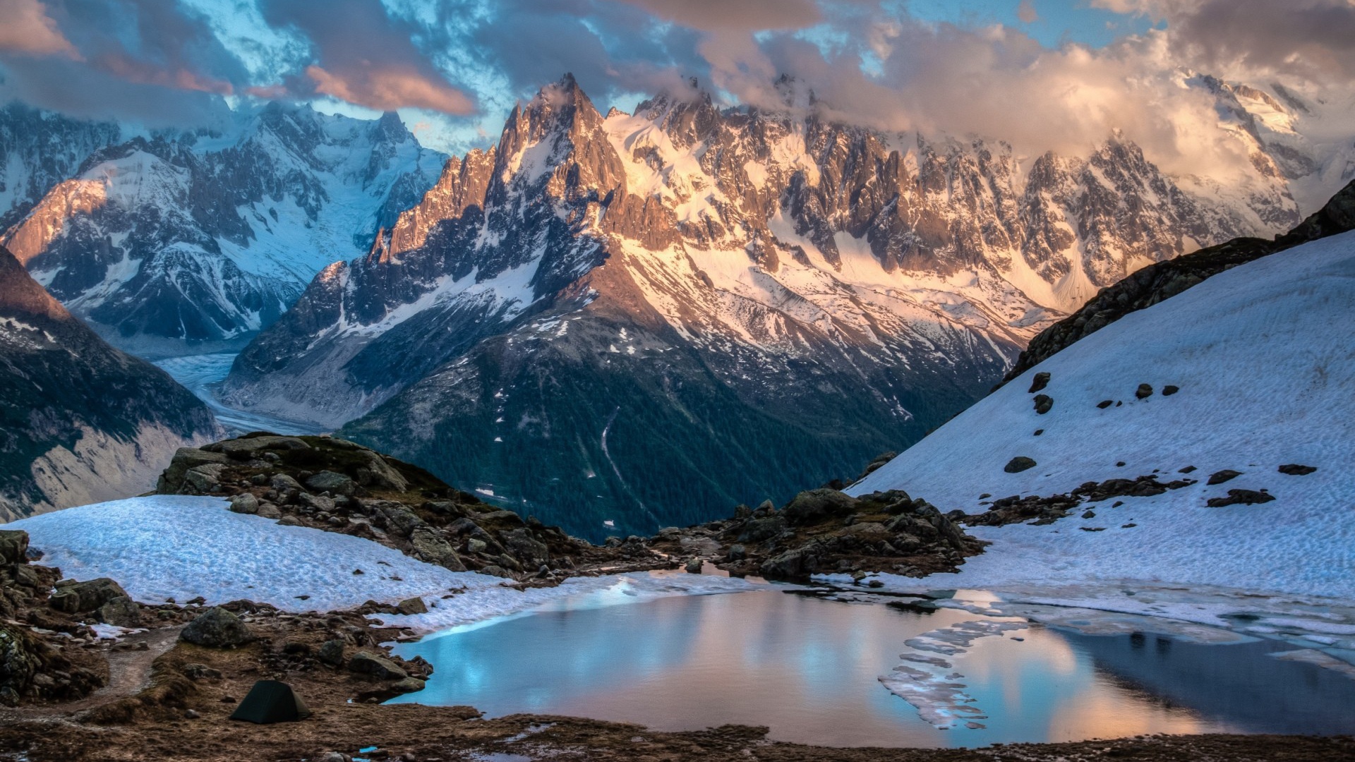 Озеро талой воды в горах, Шамони Франция