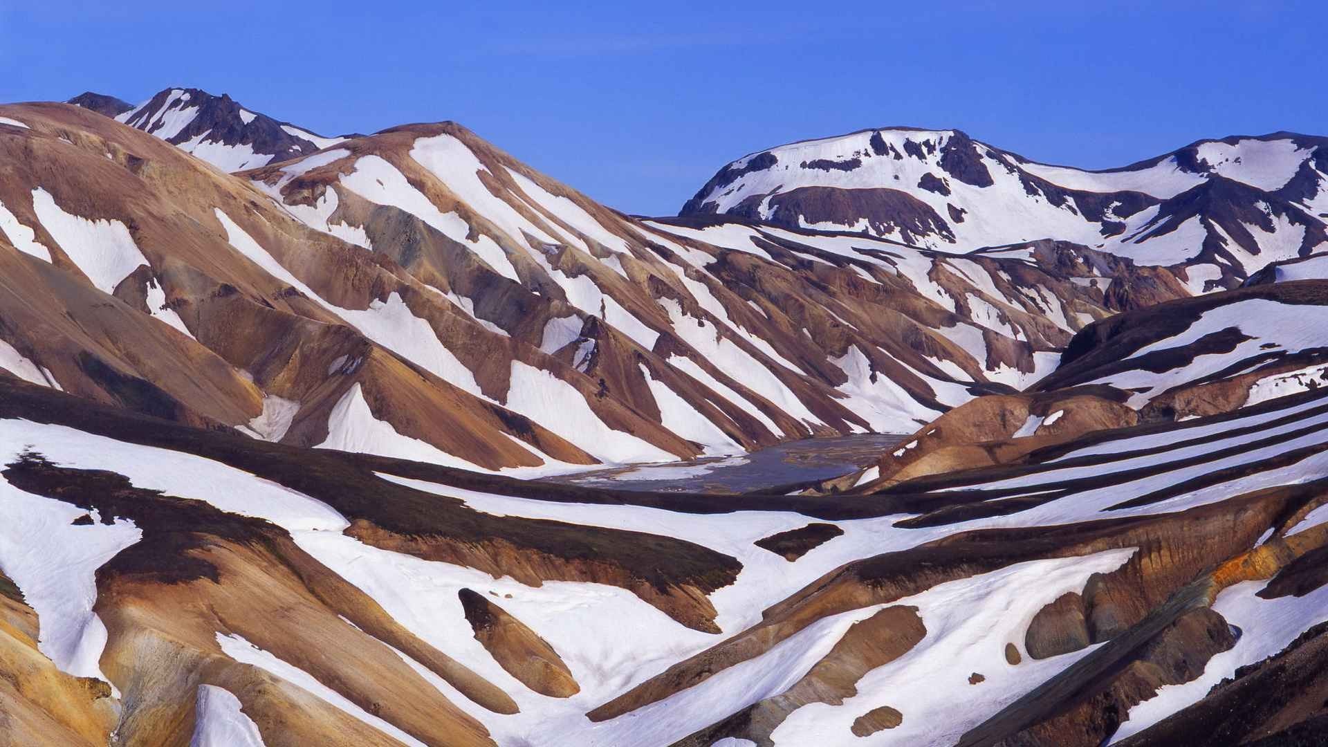 Коричневые горы в снегу в Исландии