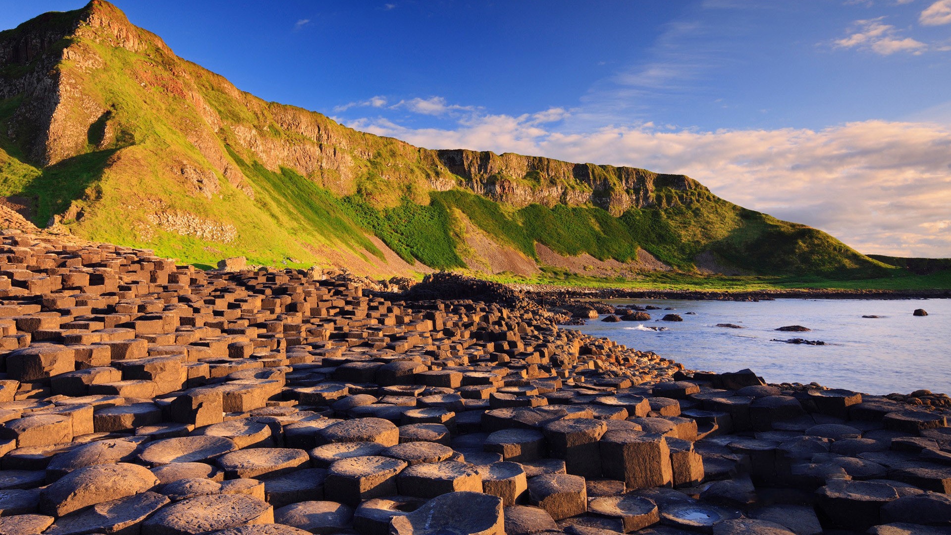 Ступенчатые скалы на берегу в Ирландии