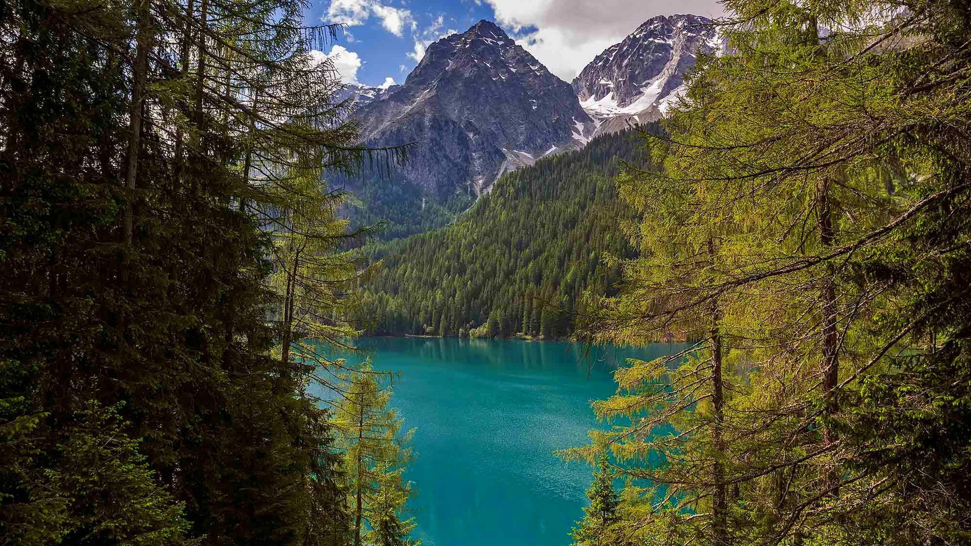 Лазурное озеро в итальянских Альпах