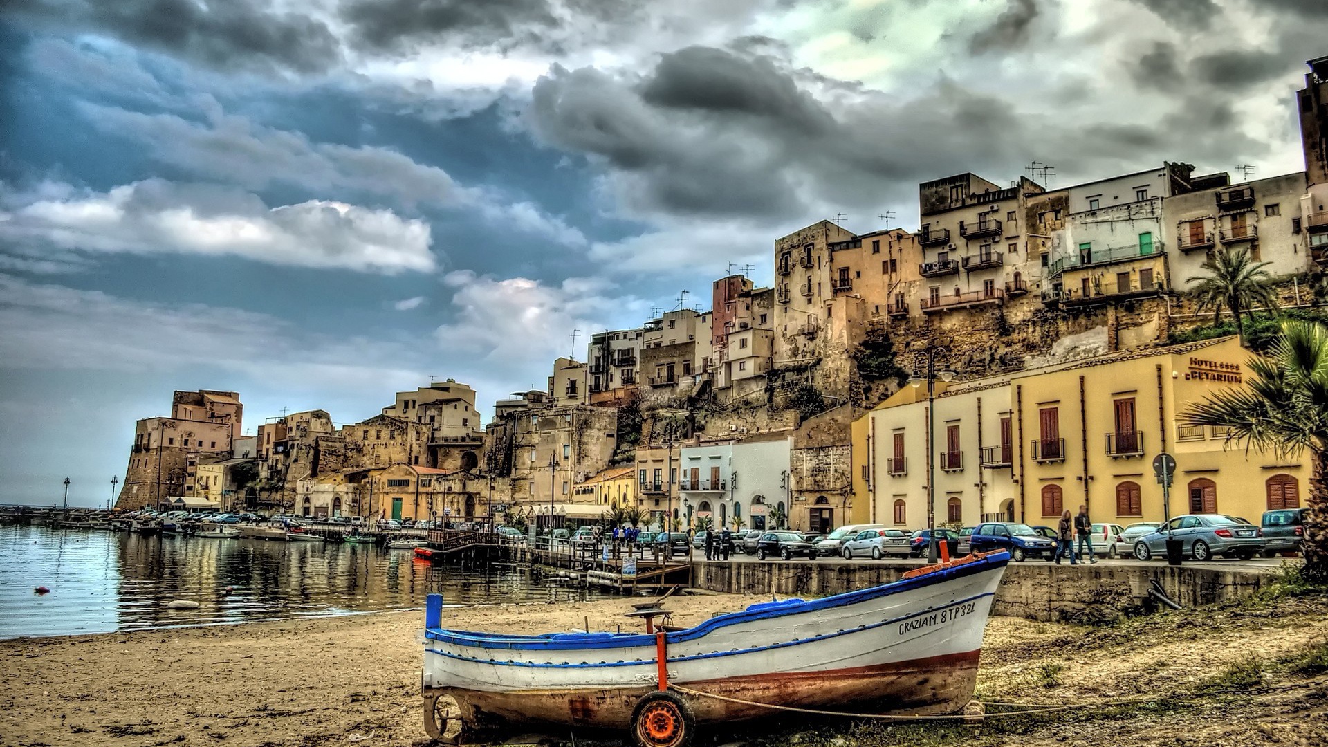 Лодка на берегу в Италии, HDR фото