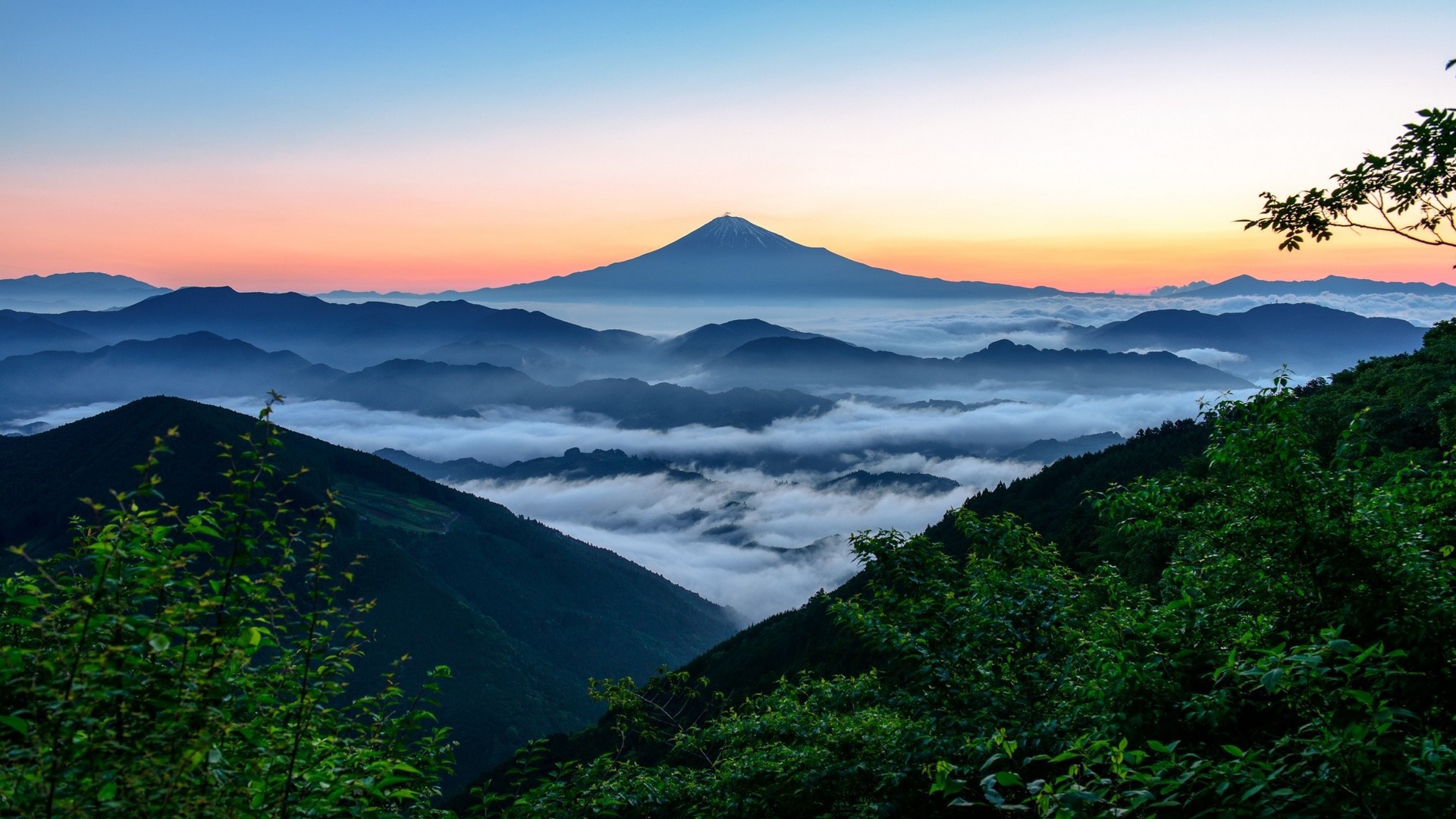 Гора Фудзи в тумане, Япония