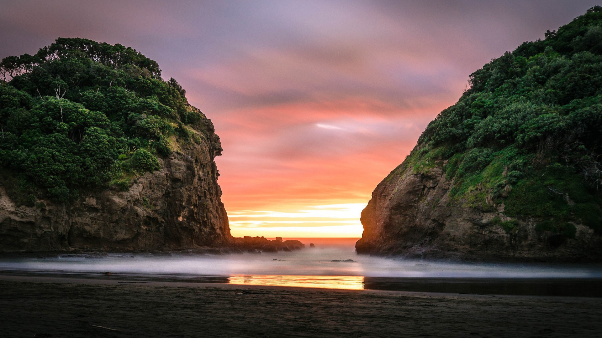 Красивый закат между скалами в Новой Зеландии