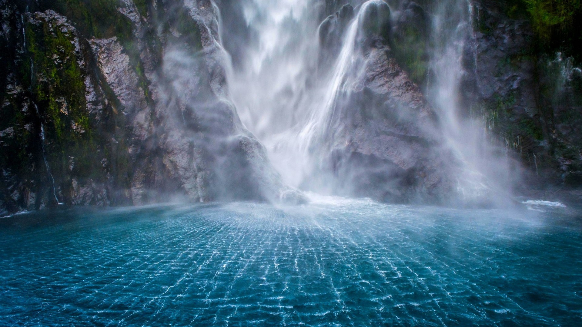 Великолепный водопад в Милфорд-Саунд, Новая Зеландия