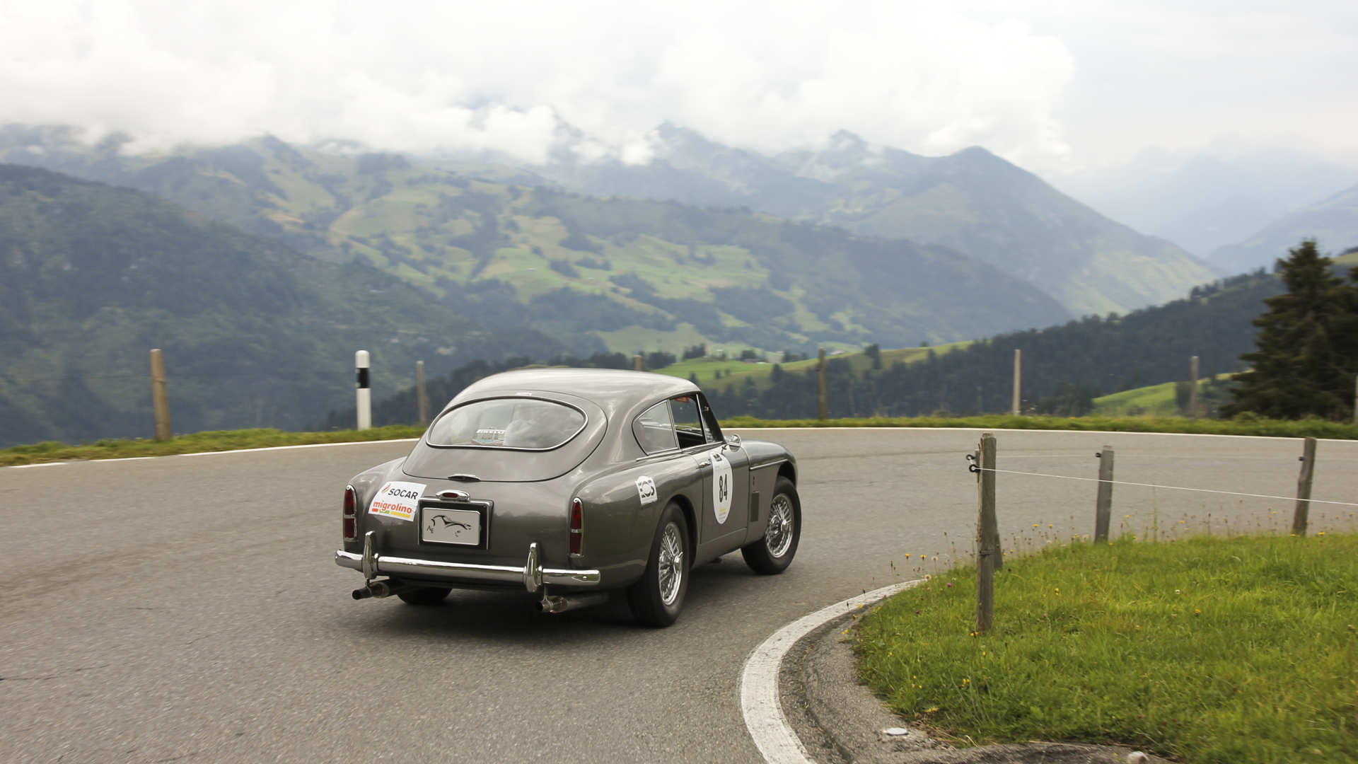 Ретро автомобиль на горной дороге в Швейцарии