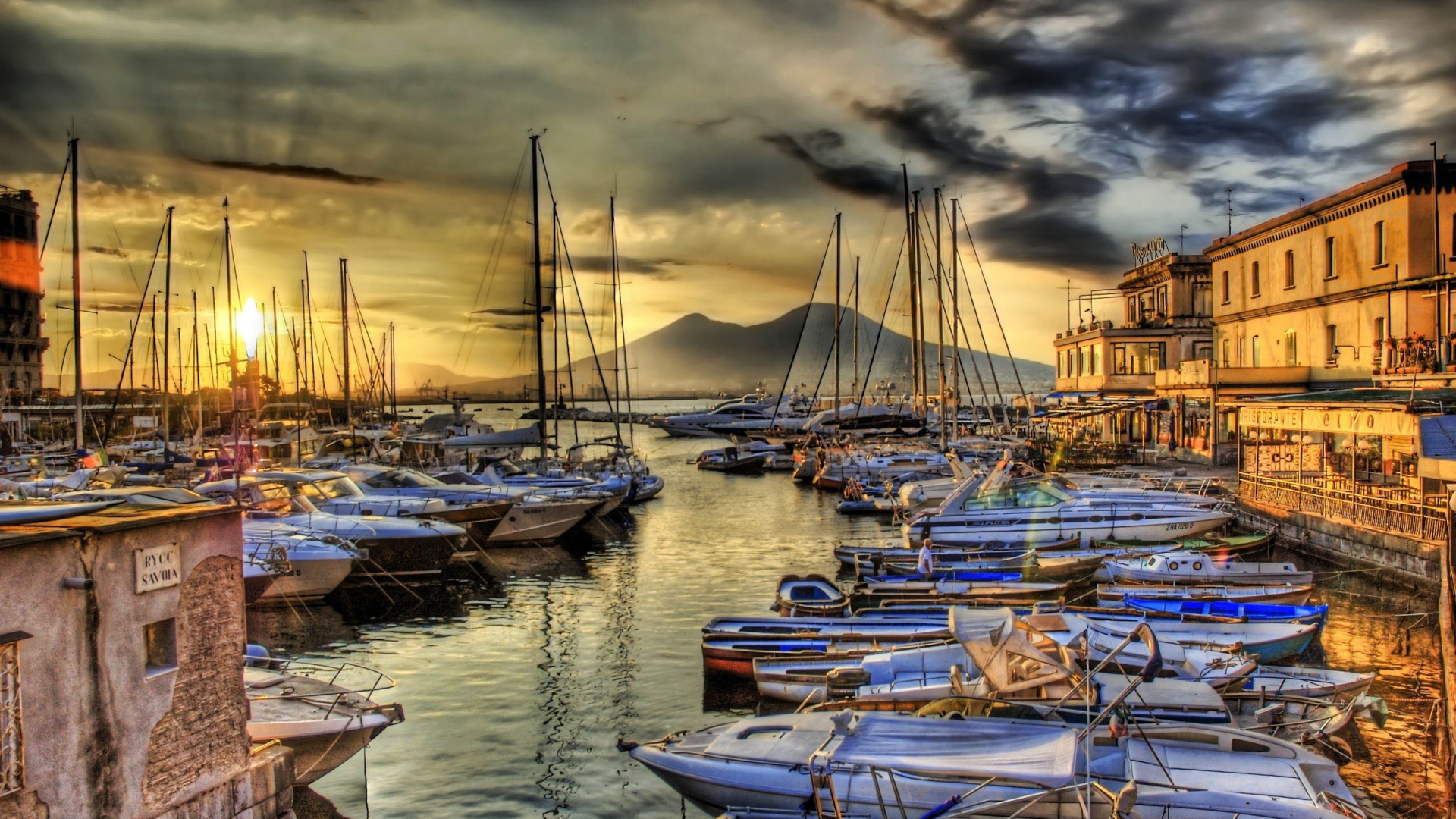 Лодки в порту, HDR фото