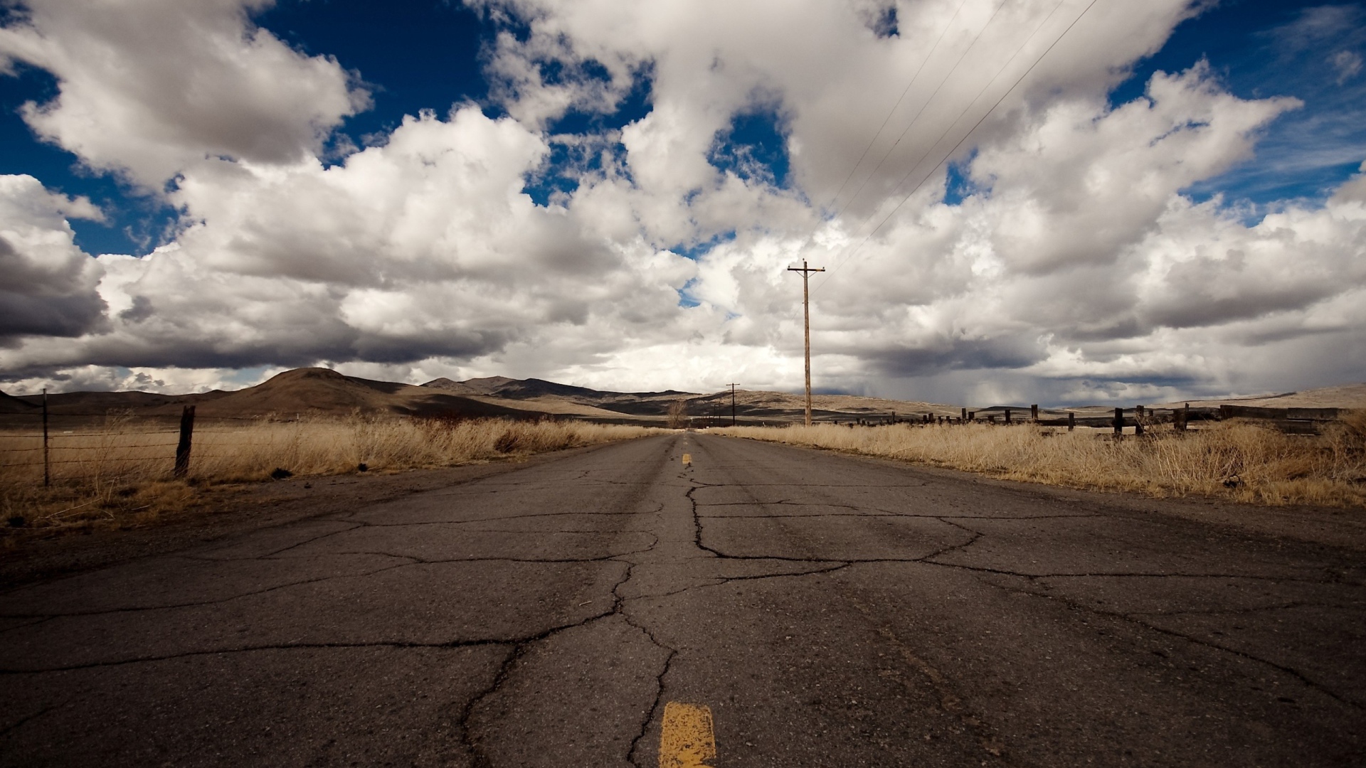 Трещины на асфальте в пустыне