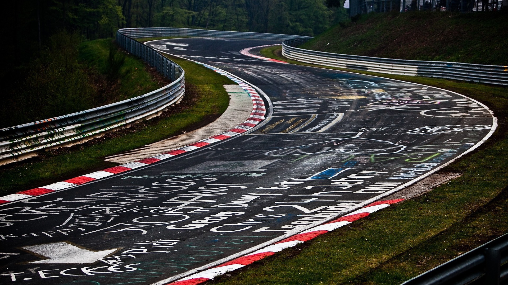 Надписи на асфальте гоночного трека