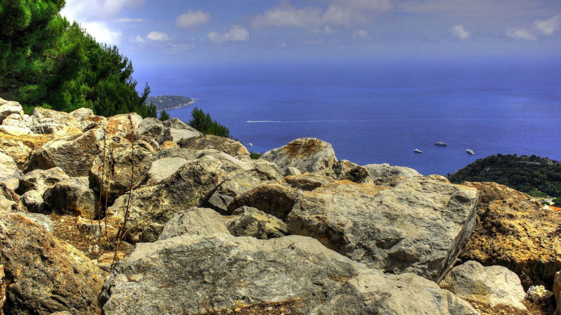 Скалистый берег Средиземного моря