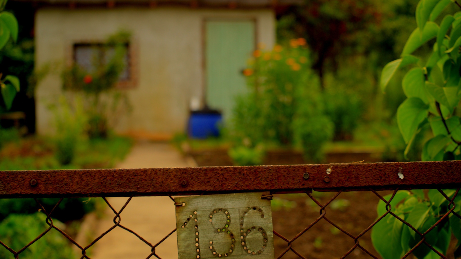 Номерной знак на калитке