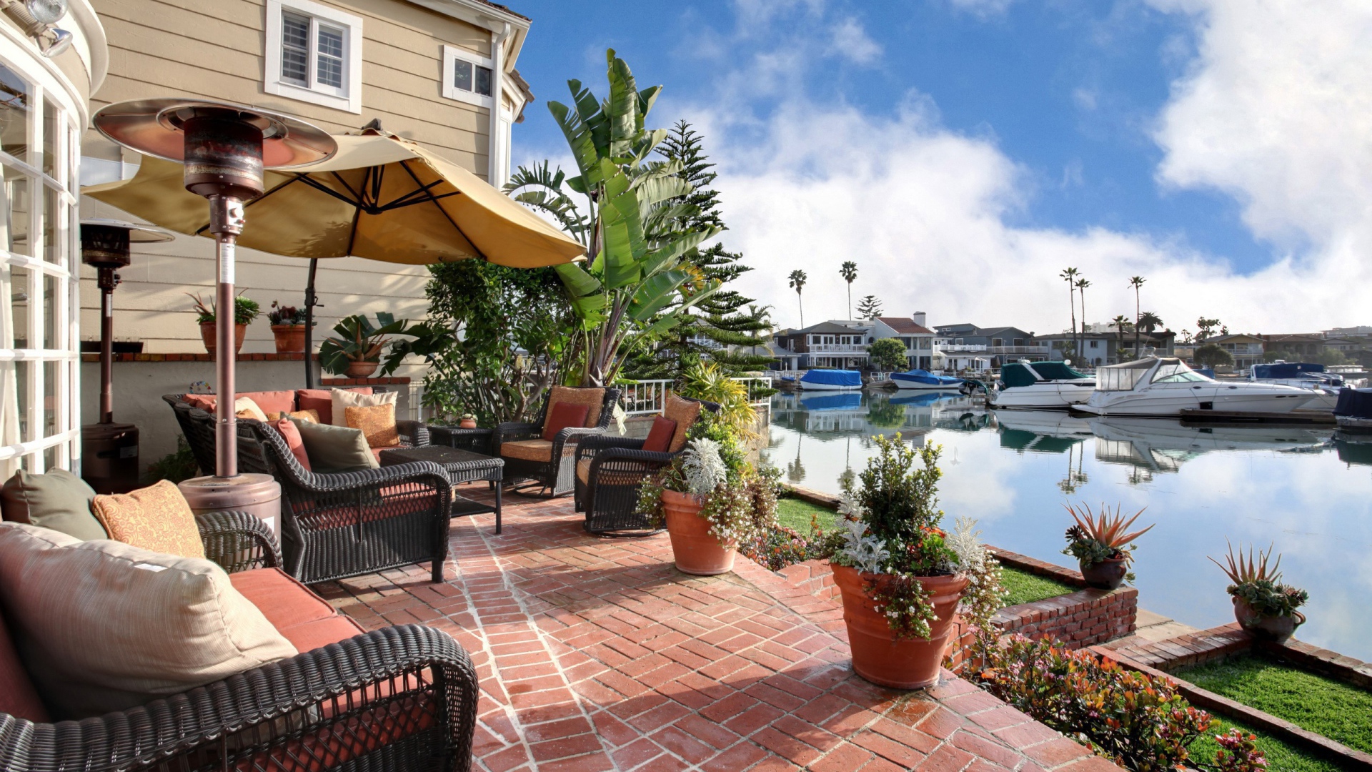 Плетеные кресла и цветы в горшках у набережной