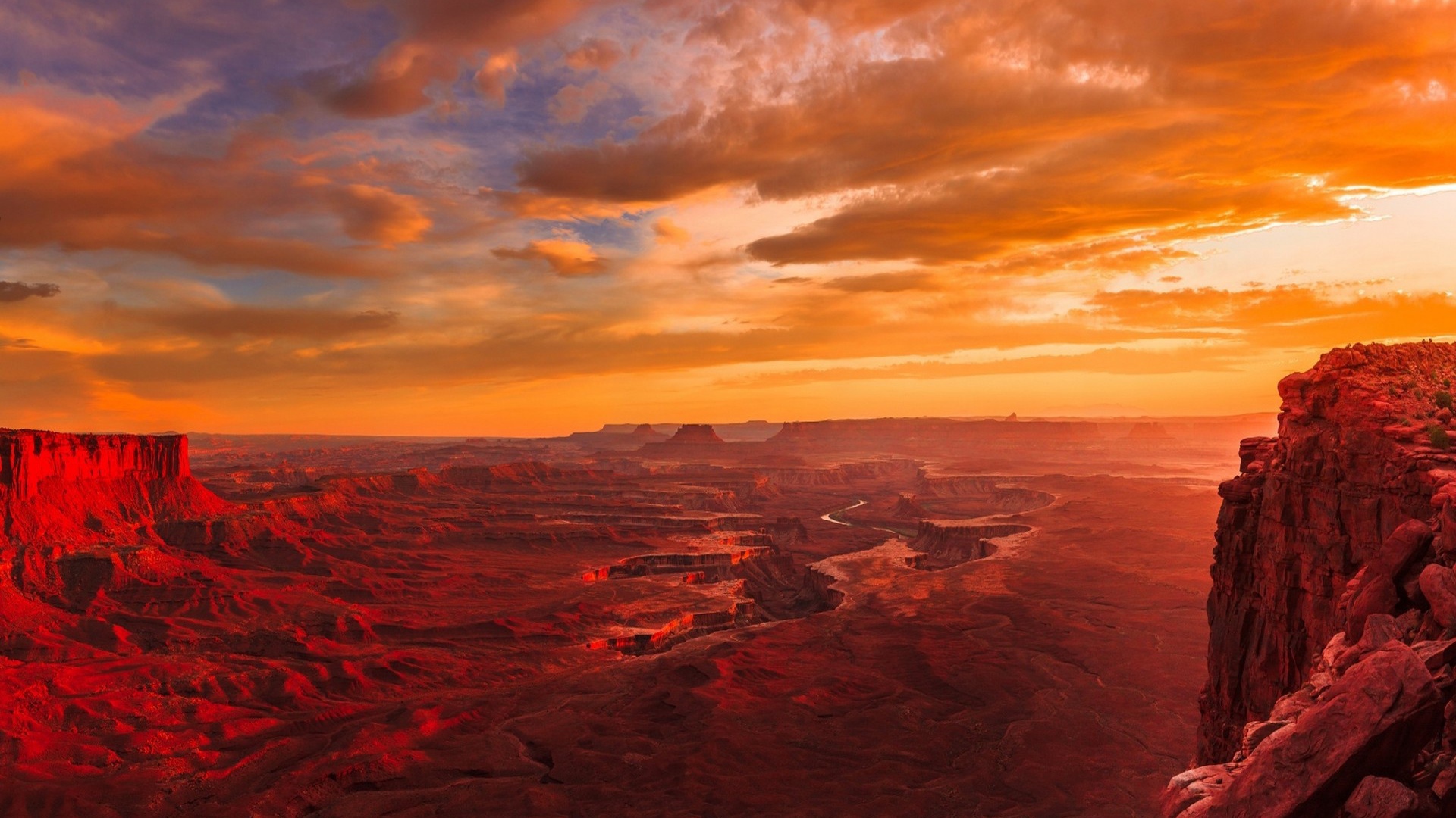 Красный закат в Национальном парке Страна каньонов, США