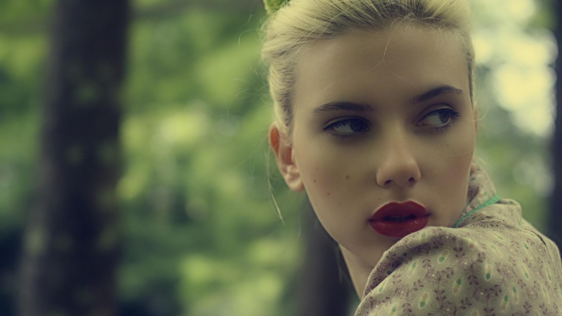 Актриса Скарлетт Йоханссон в гриме