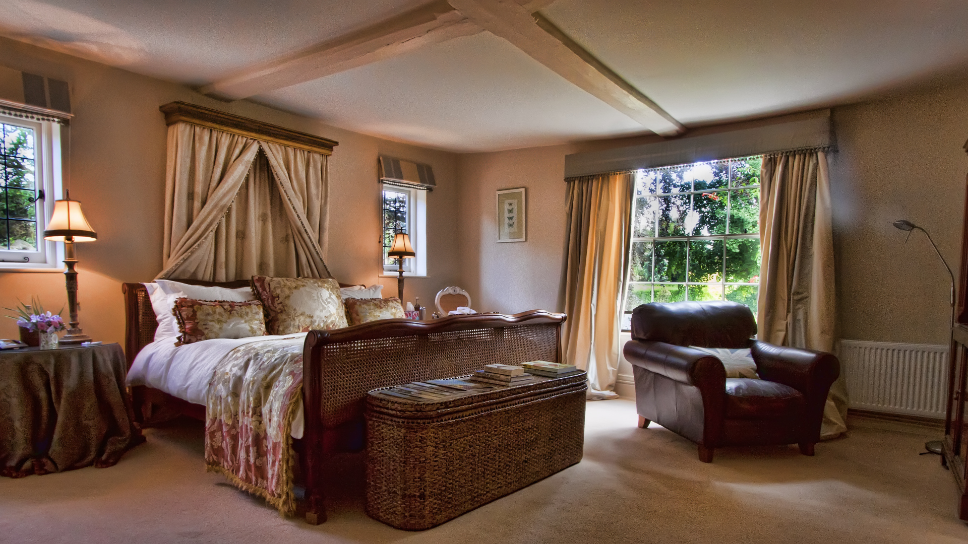 Кровать в загородном доме