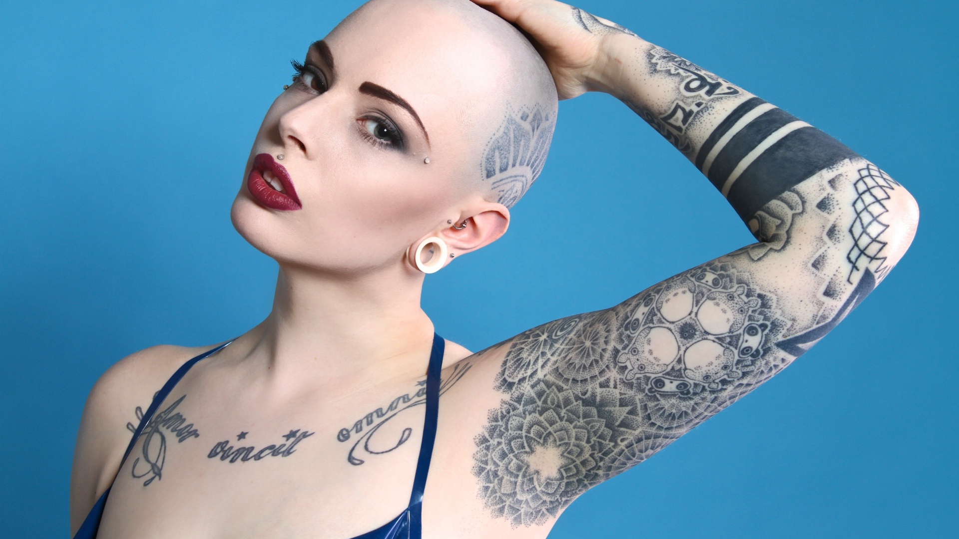 Остриженная налысо девушка с тату