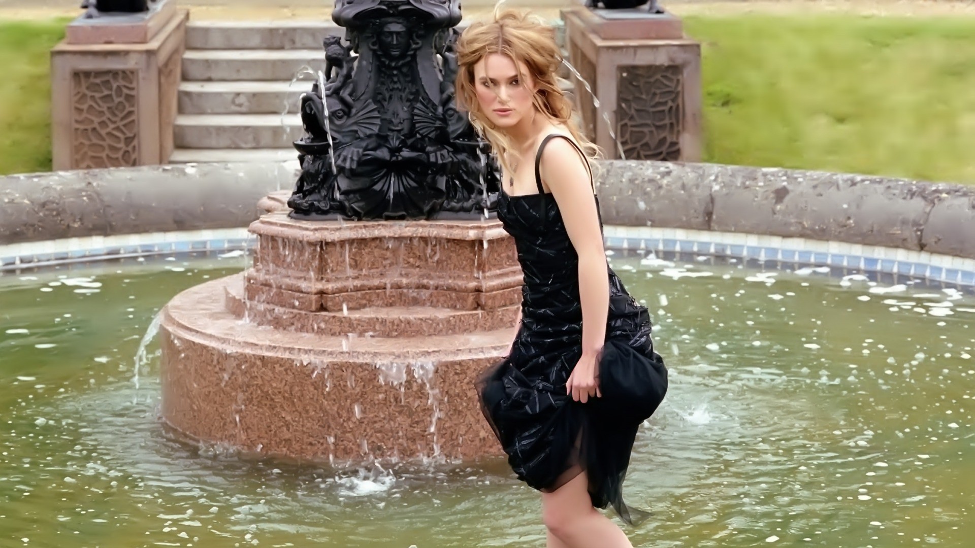 Кира Найтли в фонтане
