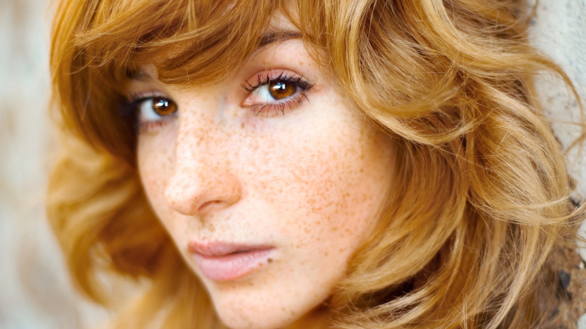 Рыжая актриса Вика Керекеш