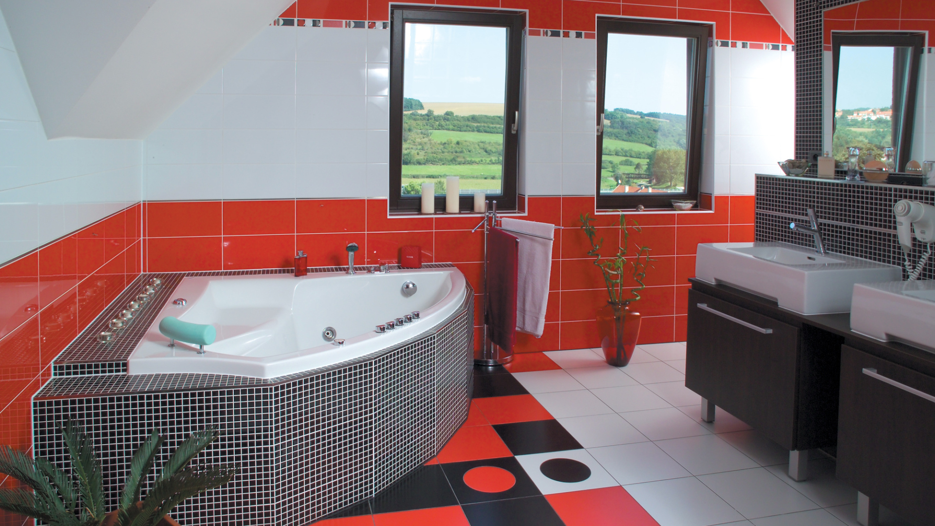 Красная плитка в ванной