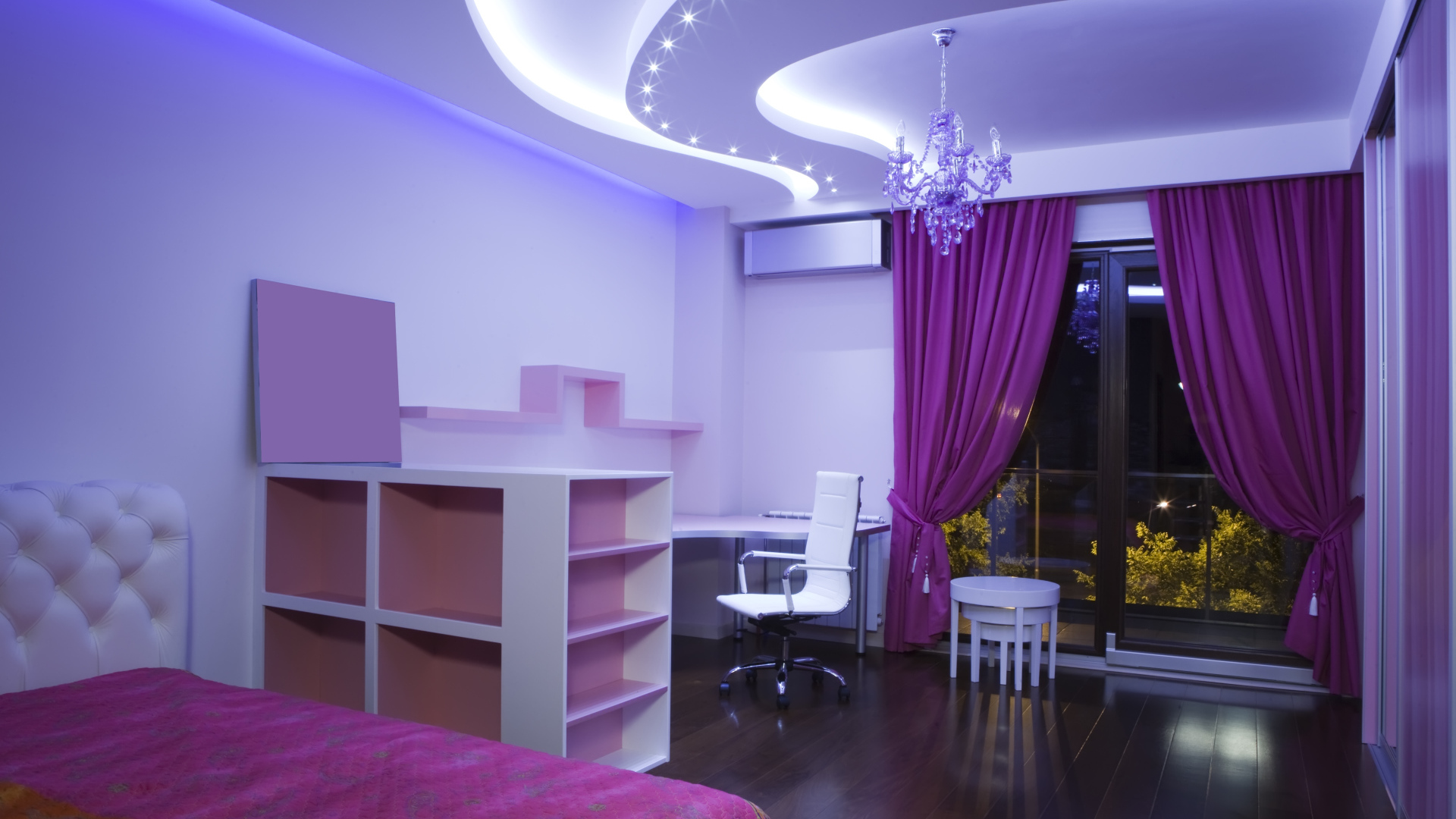 Сиреневая спальня с креслом