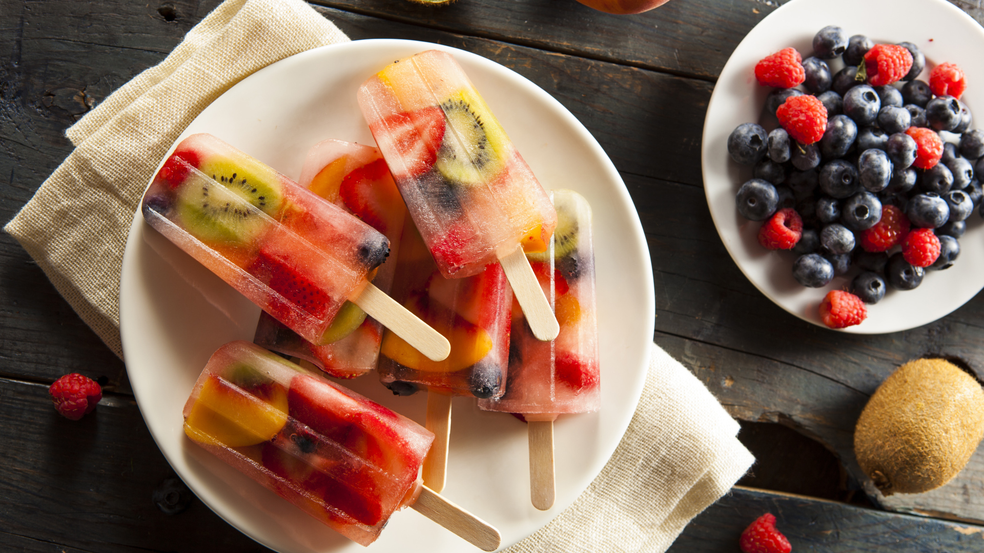 Мороженое на палочке с ягодами и фруктами