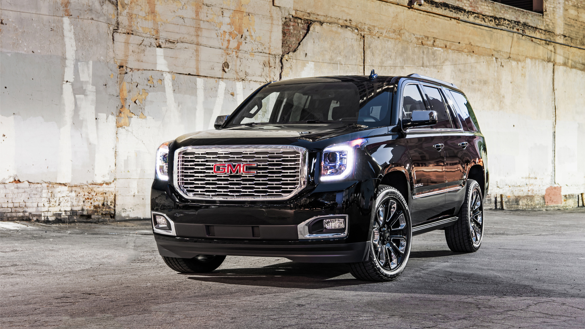 Большой внедорожник GMC Yukon Denali Ultimate Black, 2018