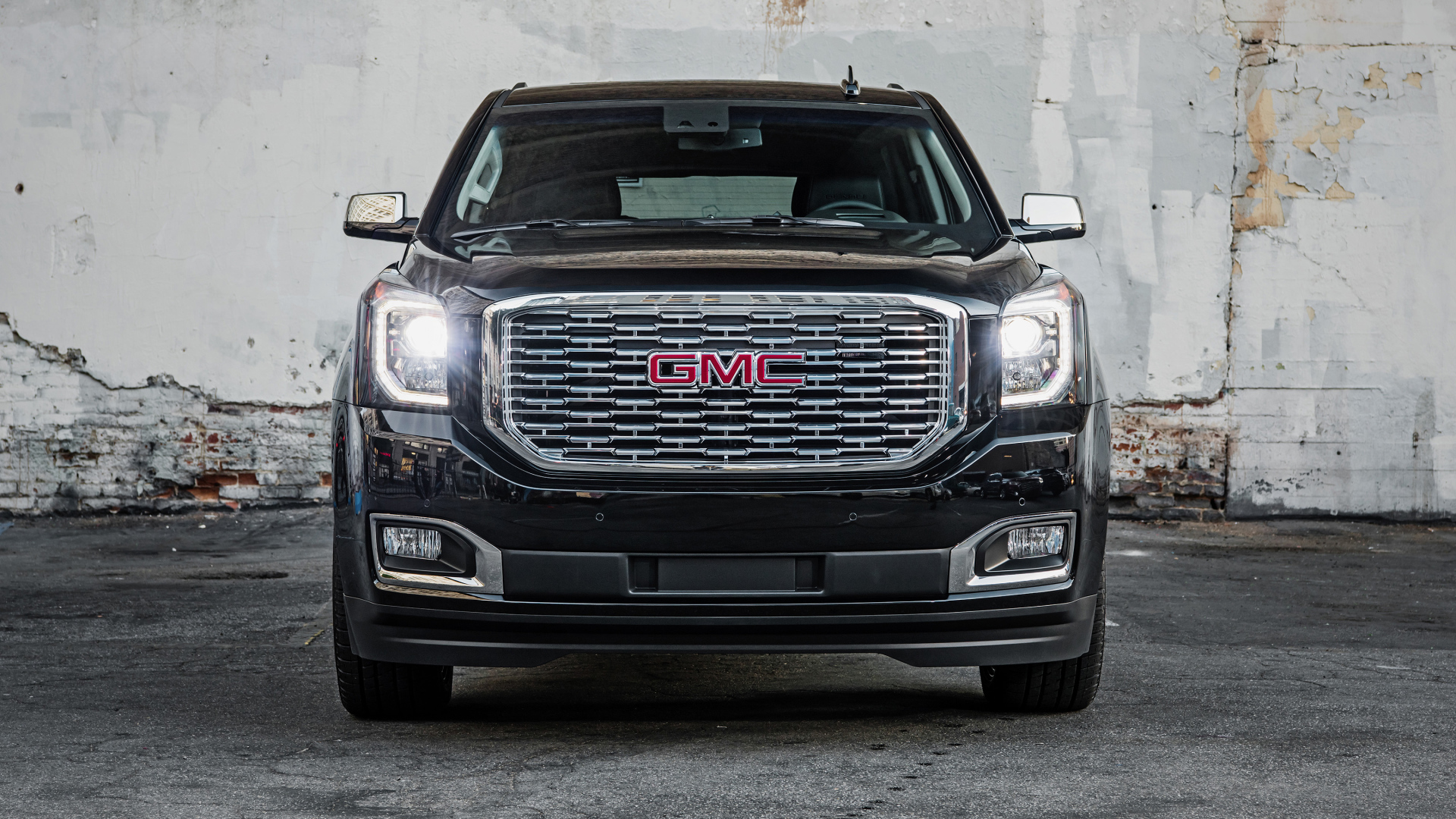 Черный автомобиль GMC Yukon Denali Ultimate, 2018 вид спереди