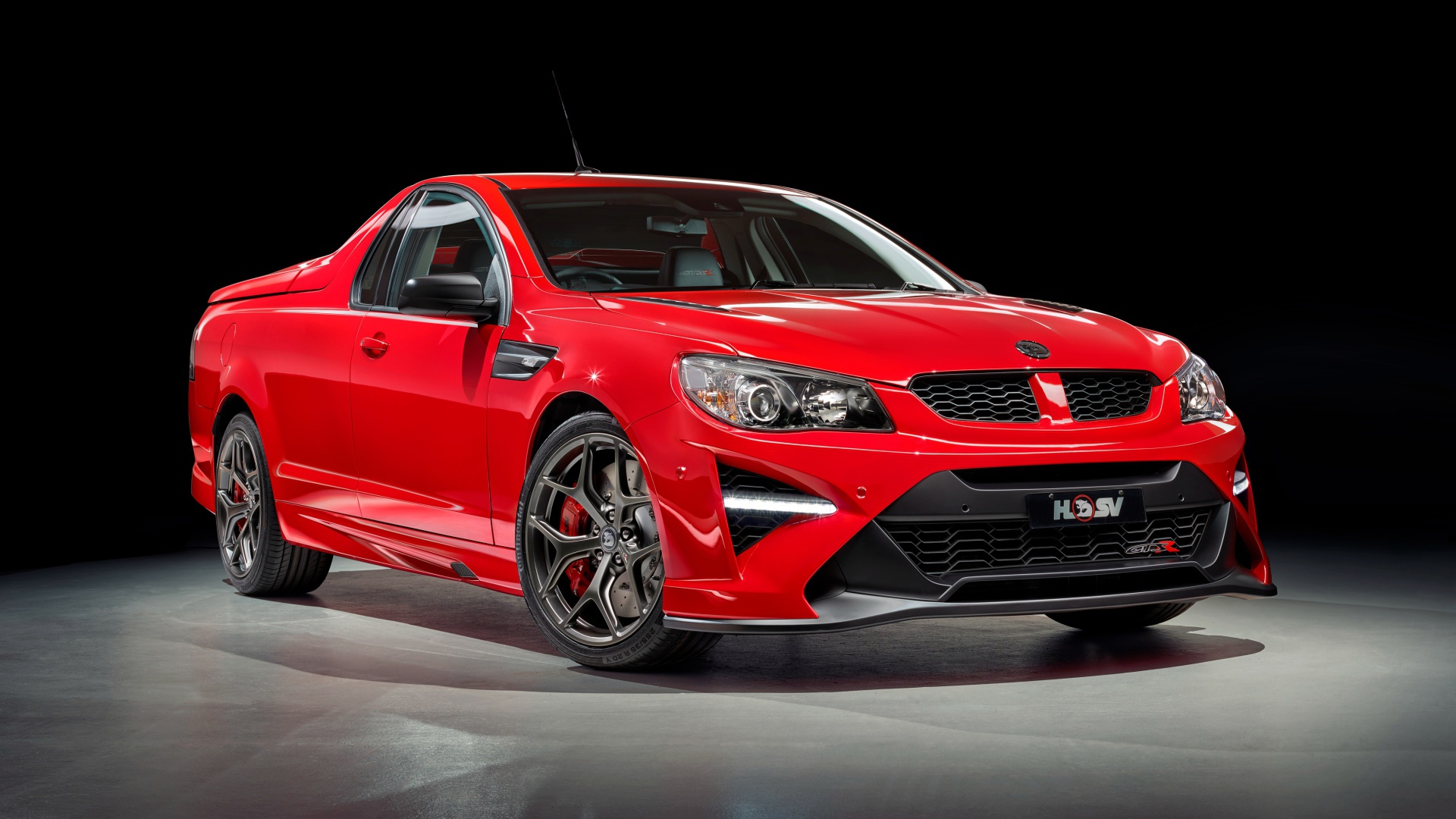 Красный автомобиль Holden GTSR Maloo, 2017 