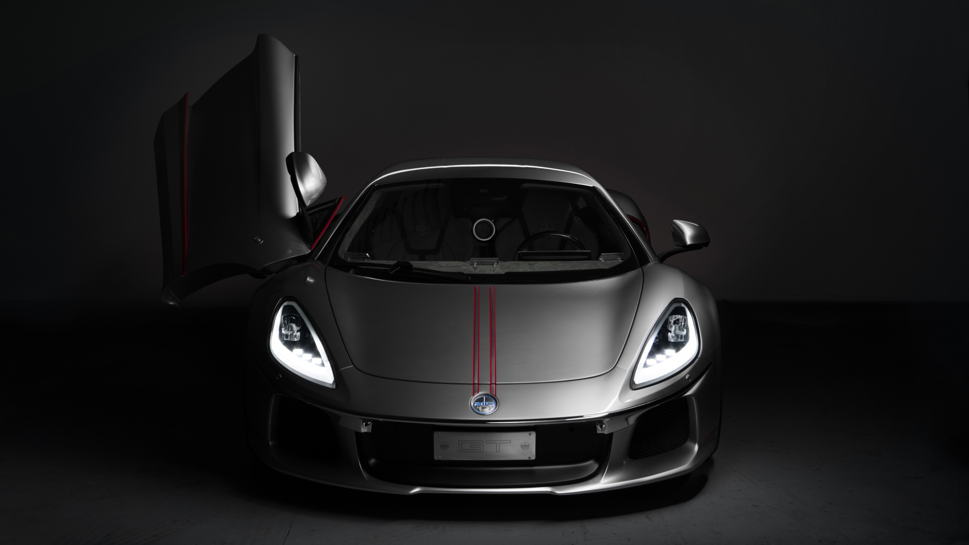 Серебристый автомобиль ATS GT, 2018 с открытой дверью