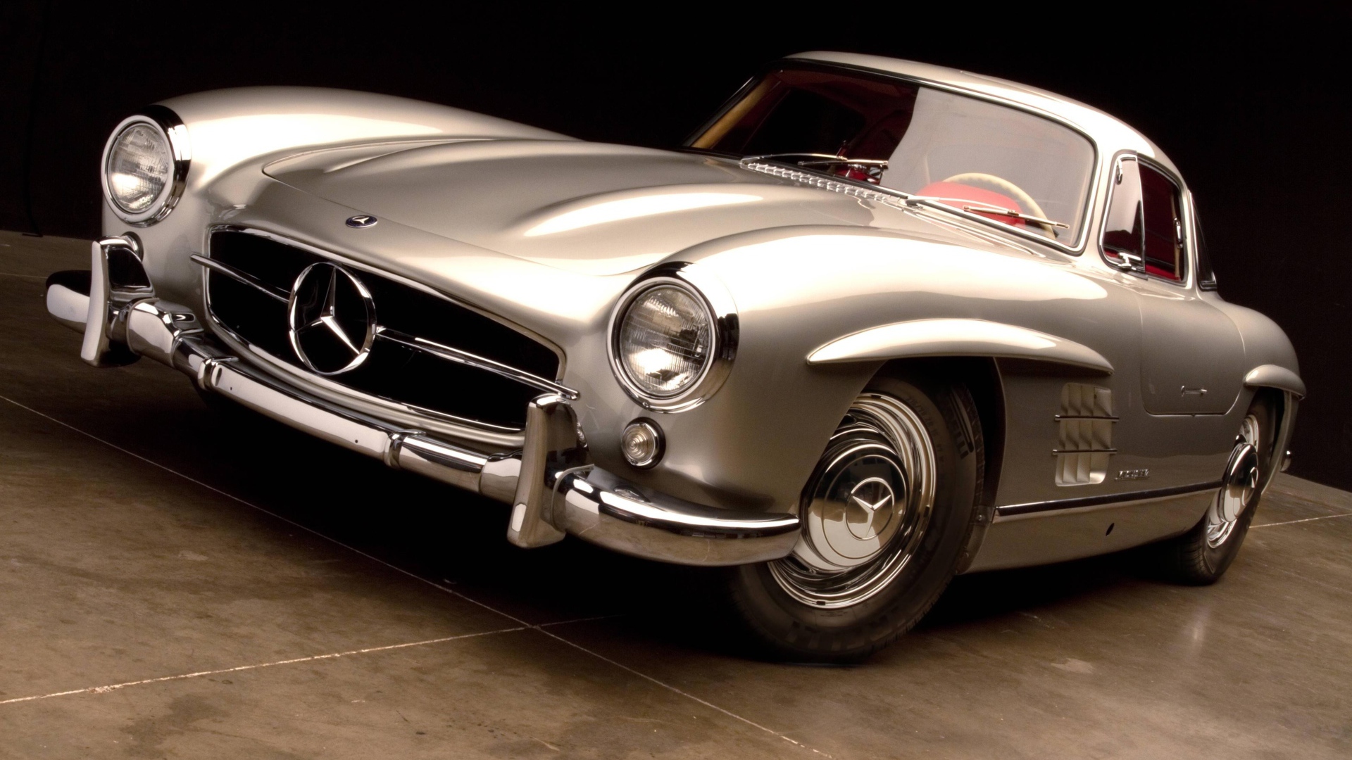 Серебристый ретро автомобиль Mercedes Benz 300 SL