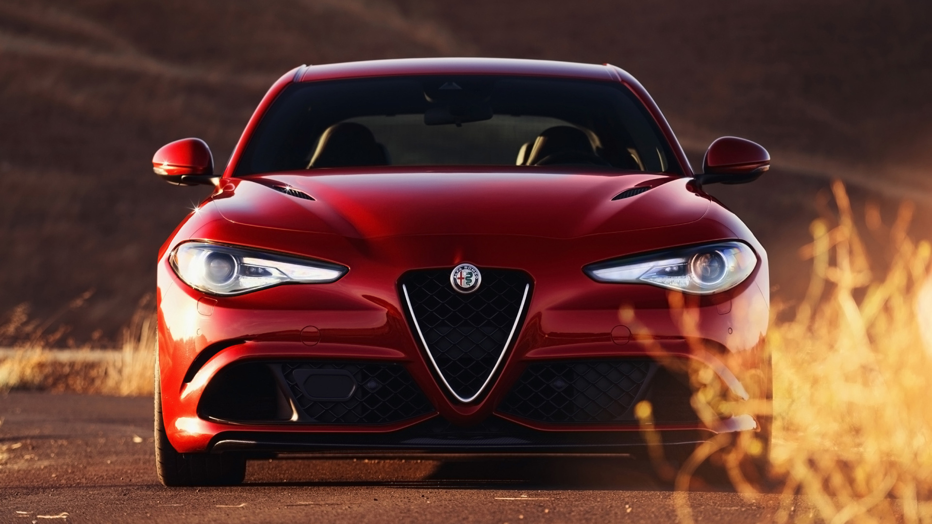Красный автомобиль Alfa Romeo Giulia Quadrifoglio 2017 