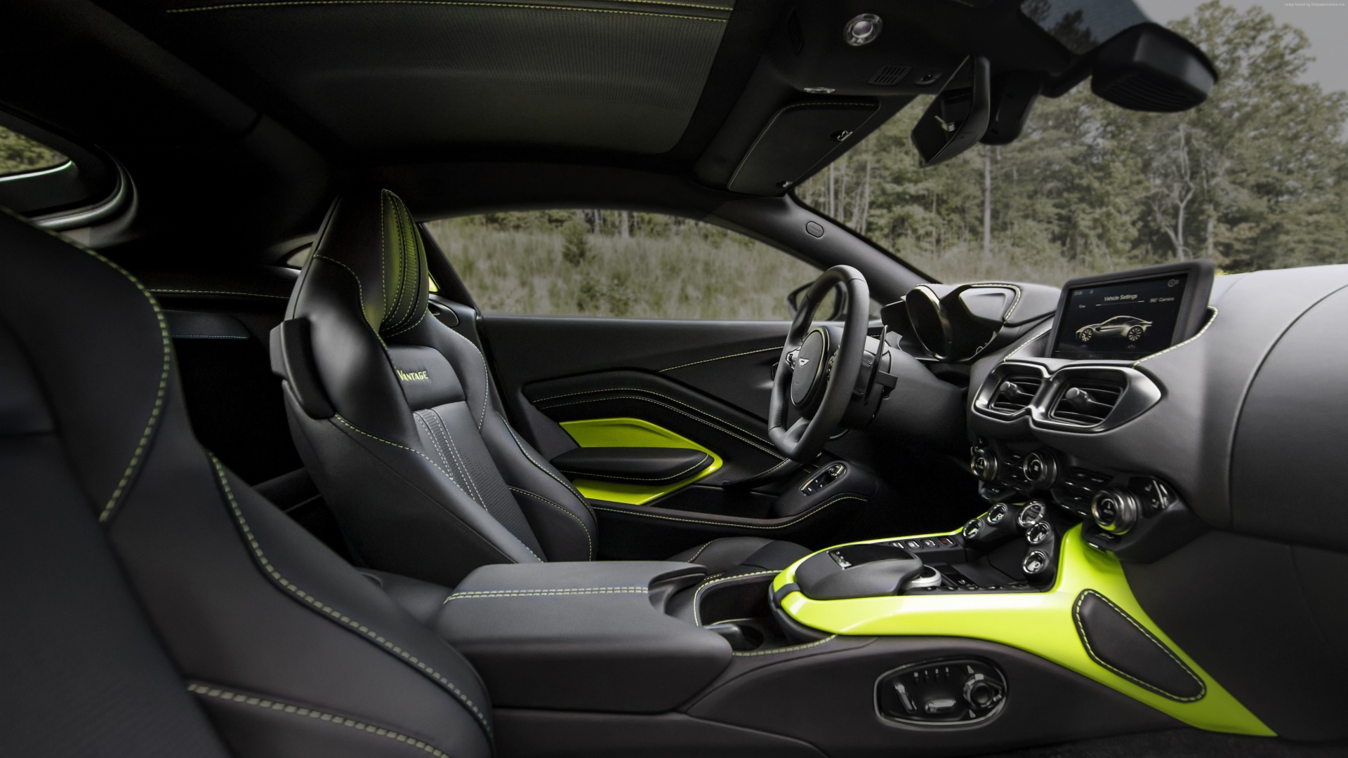 Черный кожаный салон автомобиля Aston Martin Vantage, 2018