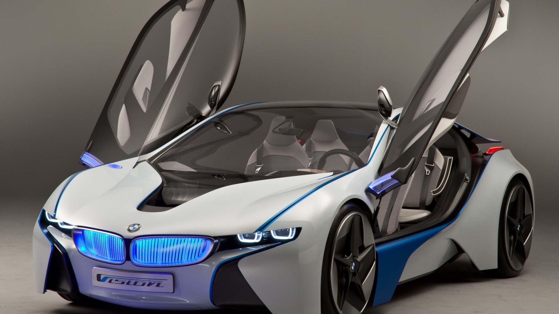 Спорткар BMW i8 с открытыми дверями 