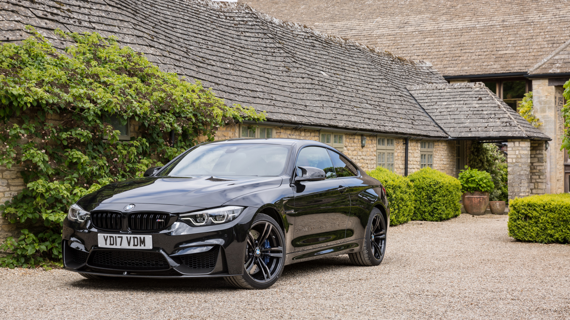 Автомобиль BMW M4 Coupe, 2017 цвет черный металлик