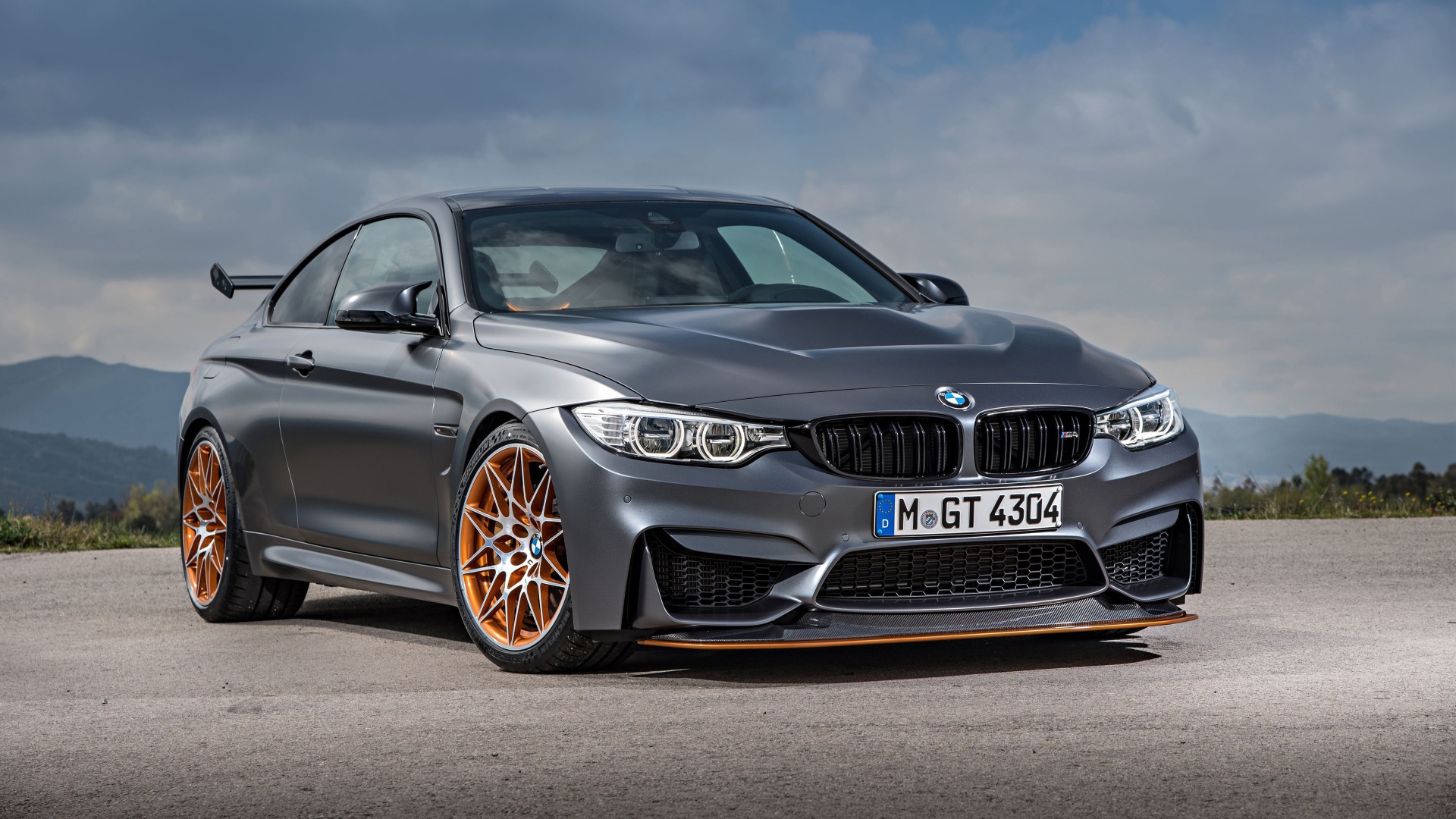 Серебристый автомобиль BMW M4 GTS, 2017 