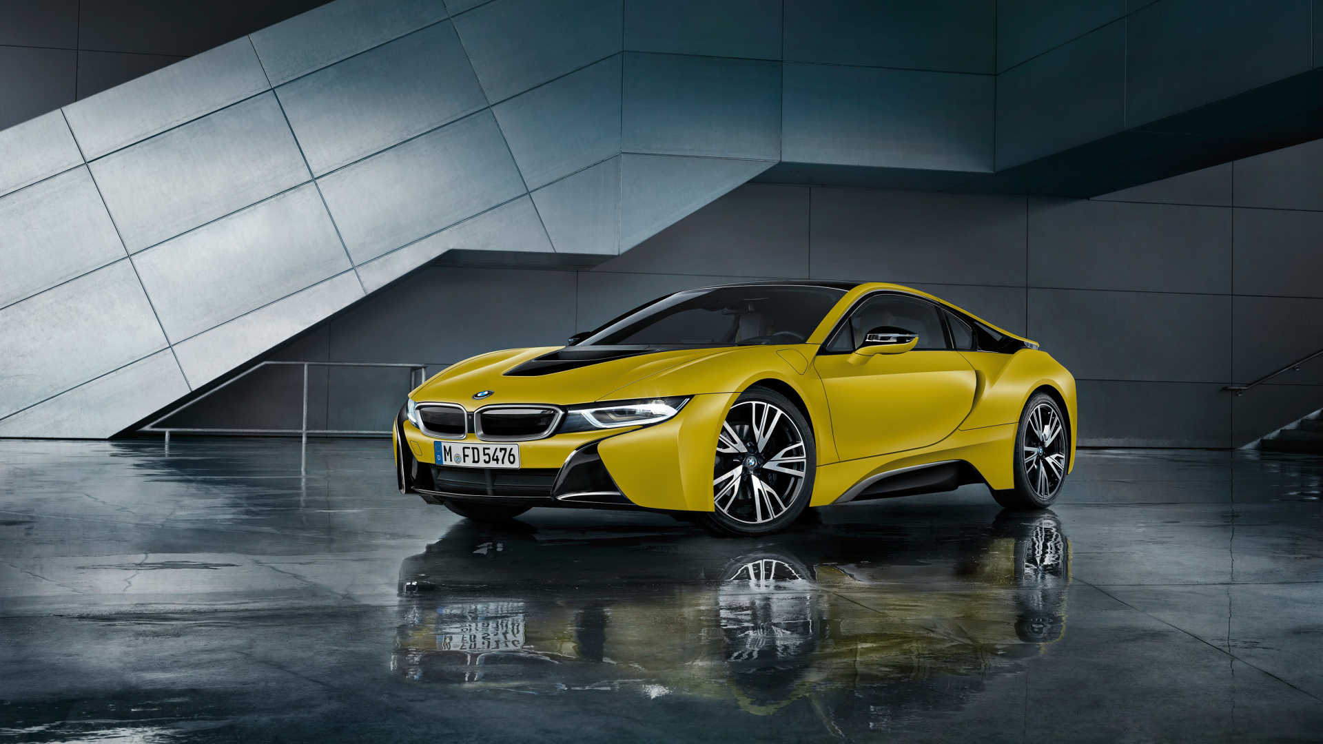 Желтый электромобиль BMW i8, 2017 года 
