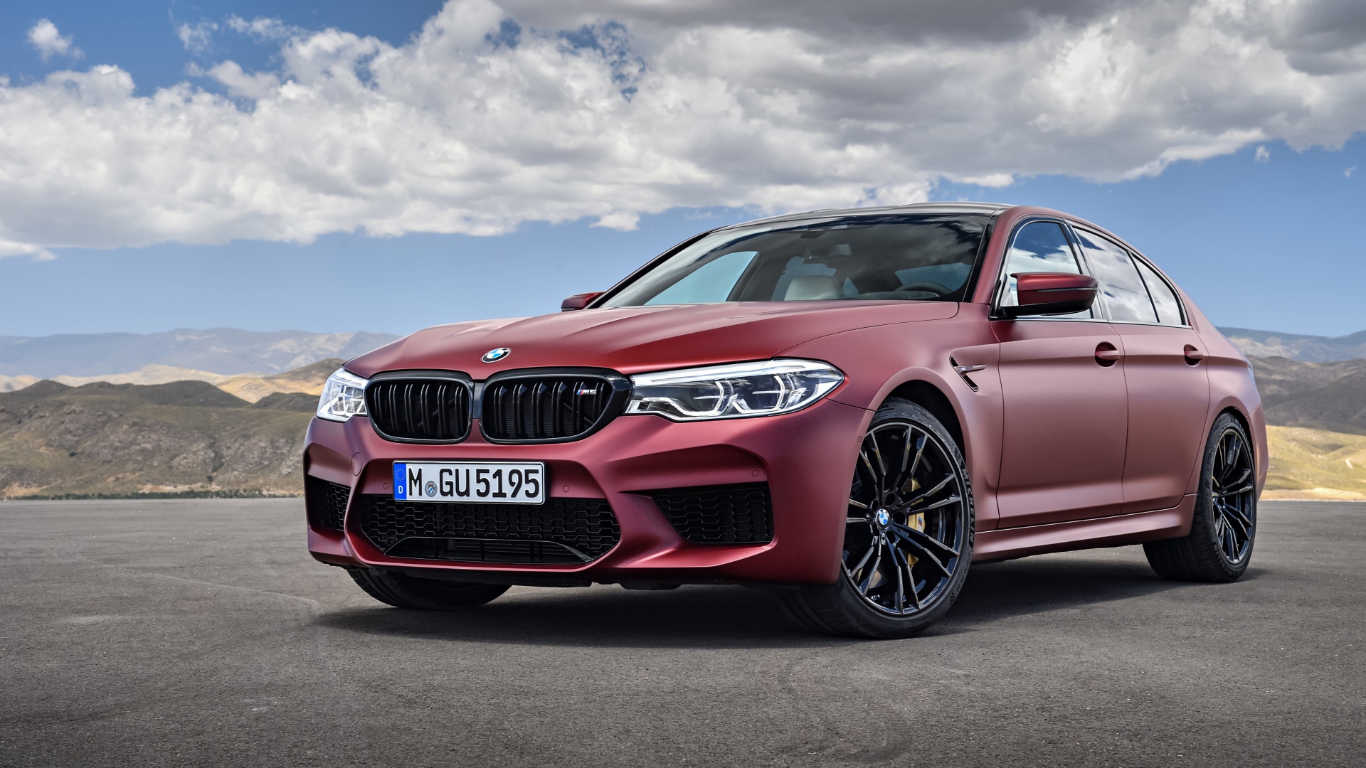 Новый бордовый автомобиль BMW M5 First Edition, 2018