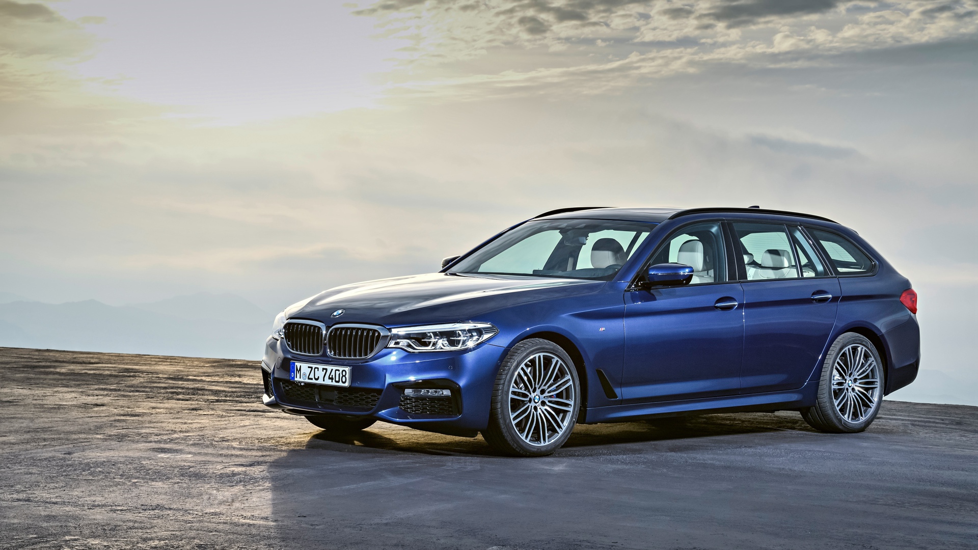 Синий автомобиль BMW 530d xDrive M Sport, 2017 в лучах солнца 