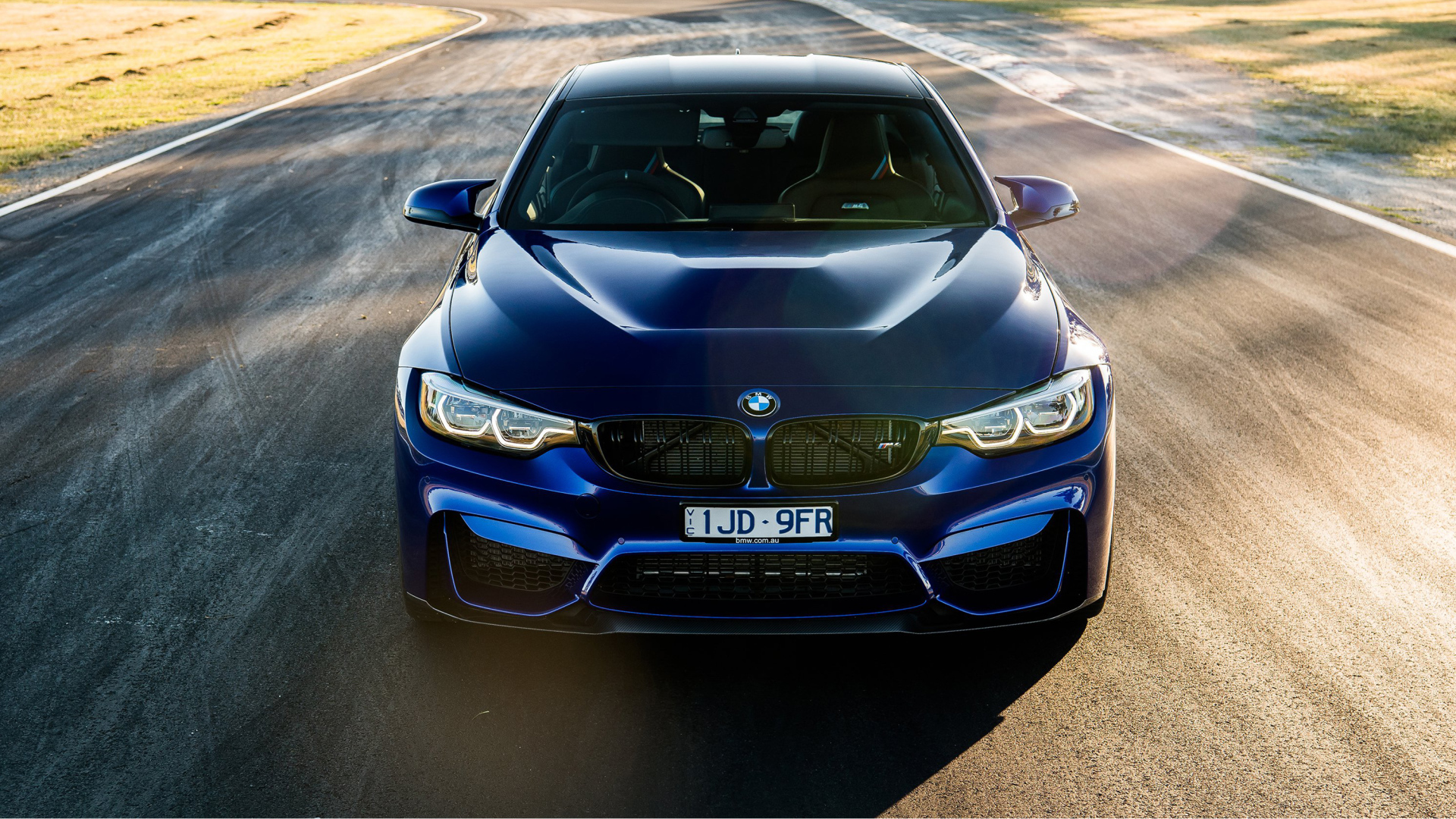 Синий стильный автомобиль BMW M4 CS, 2018 вид спереди