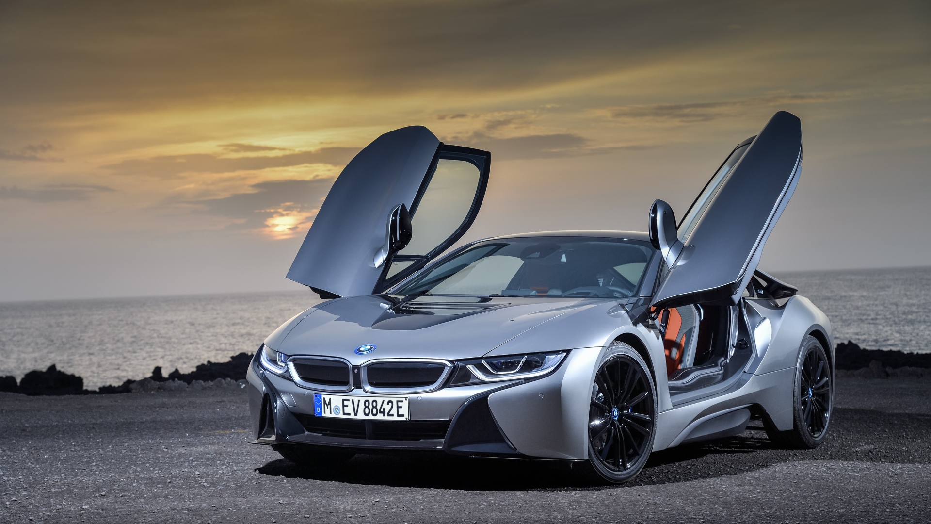 Стильный автомобиль  BMW i8 Roadster, 2018 с открытыми дверями
