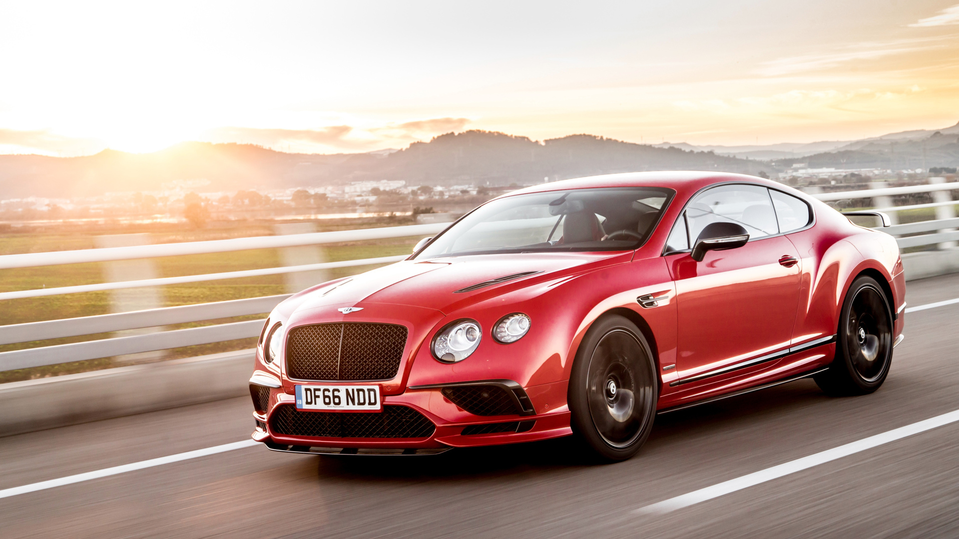 Красный автомобиль  Bentley Continental Supersports на трассе 