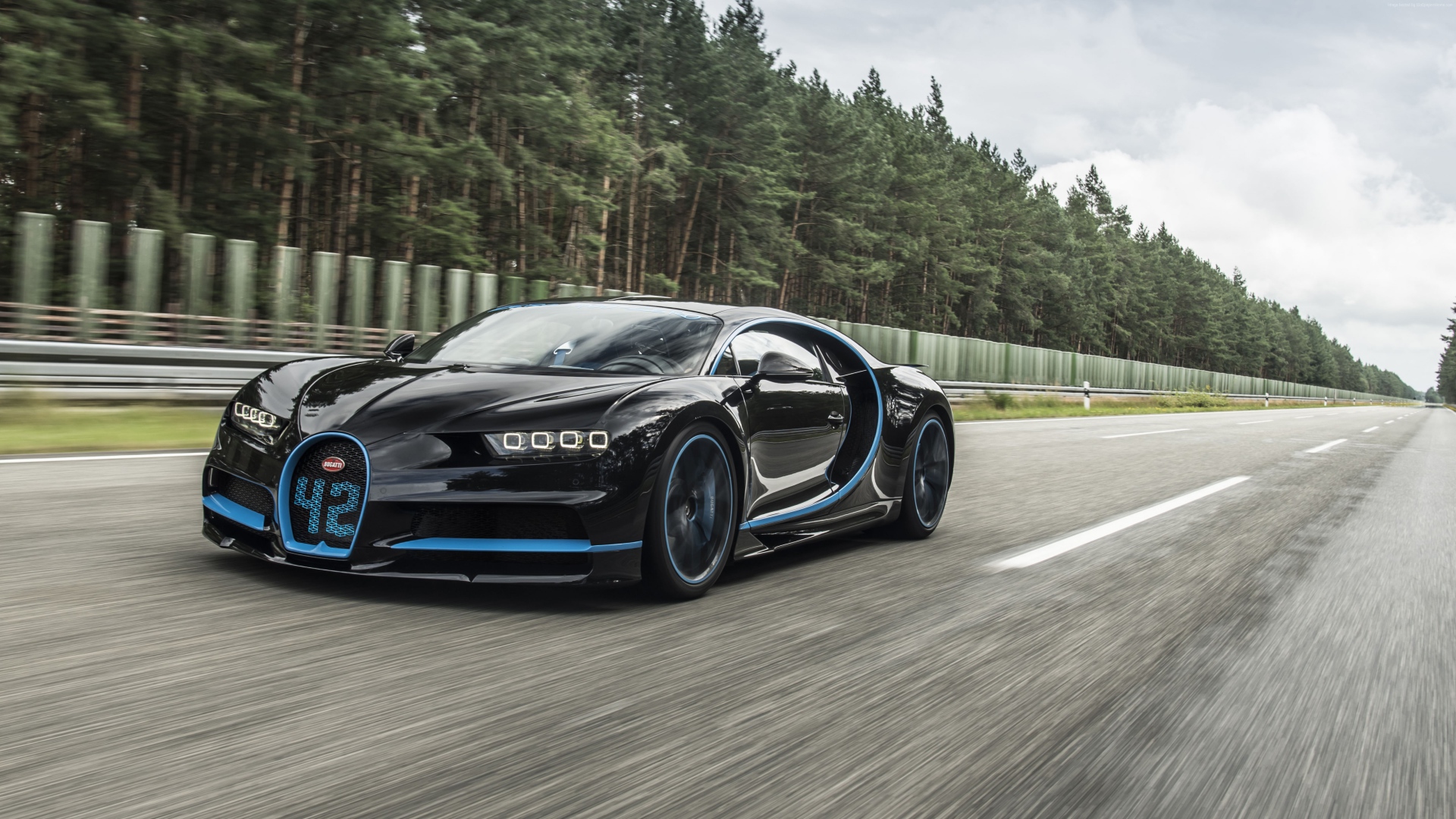 Спортивный автомобиль Bugatti Chiron на скорости