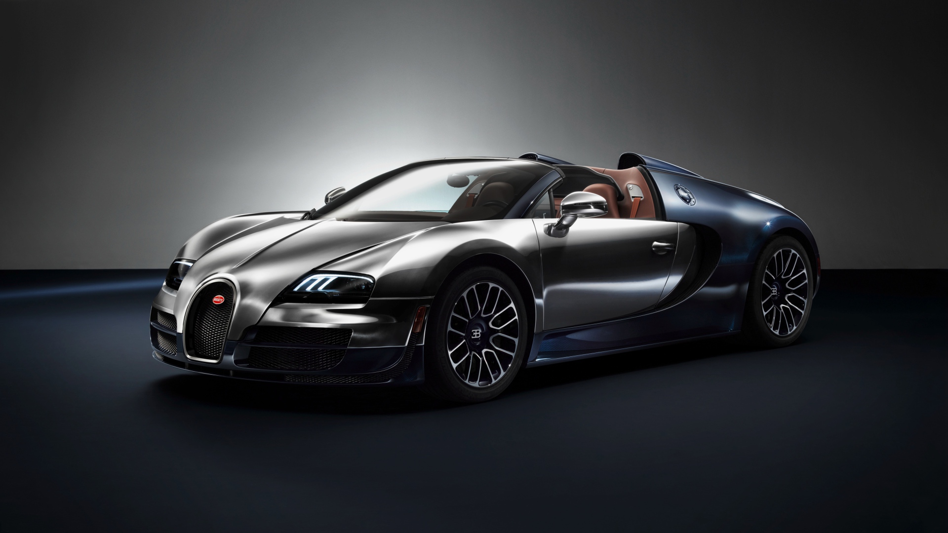 Стильный серебристый автомобиль Bugatti Veyron Grand