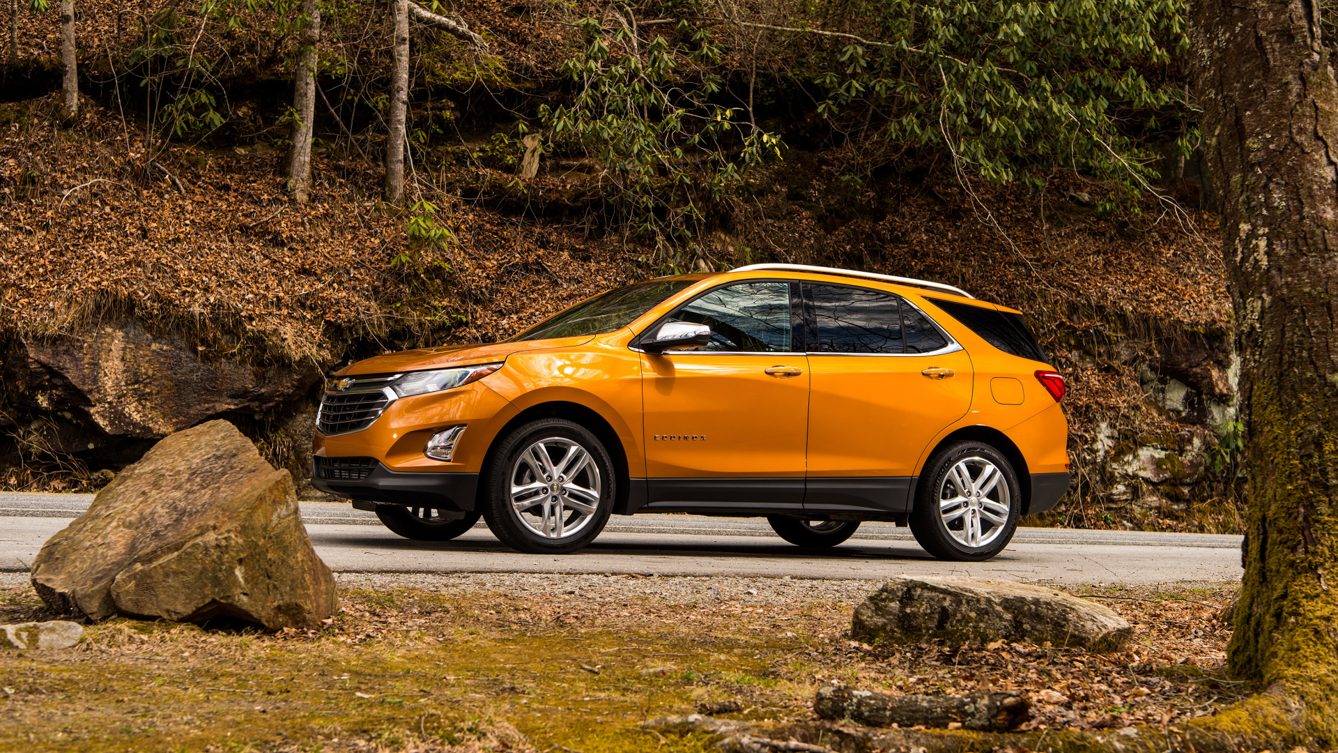 Оранжевый автомобиль Chevrolet Equinox вид сбоку 